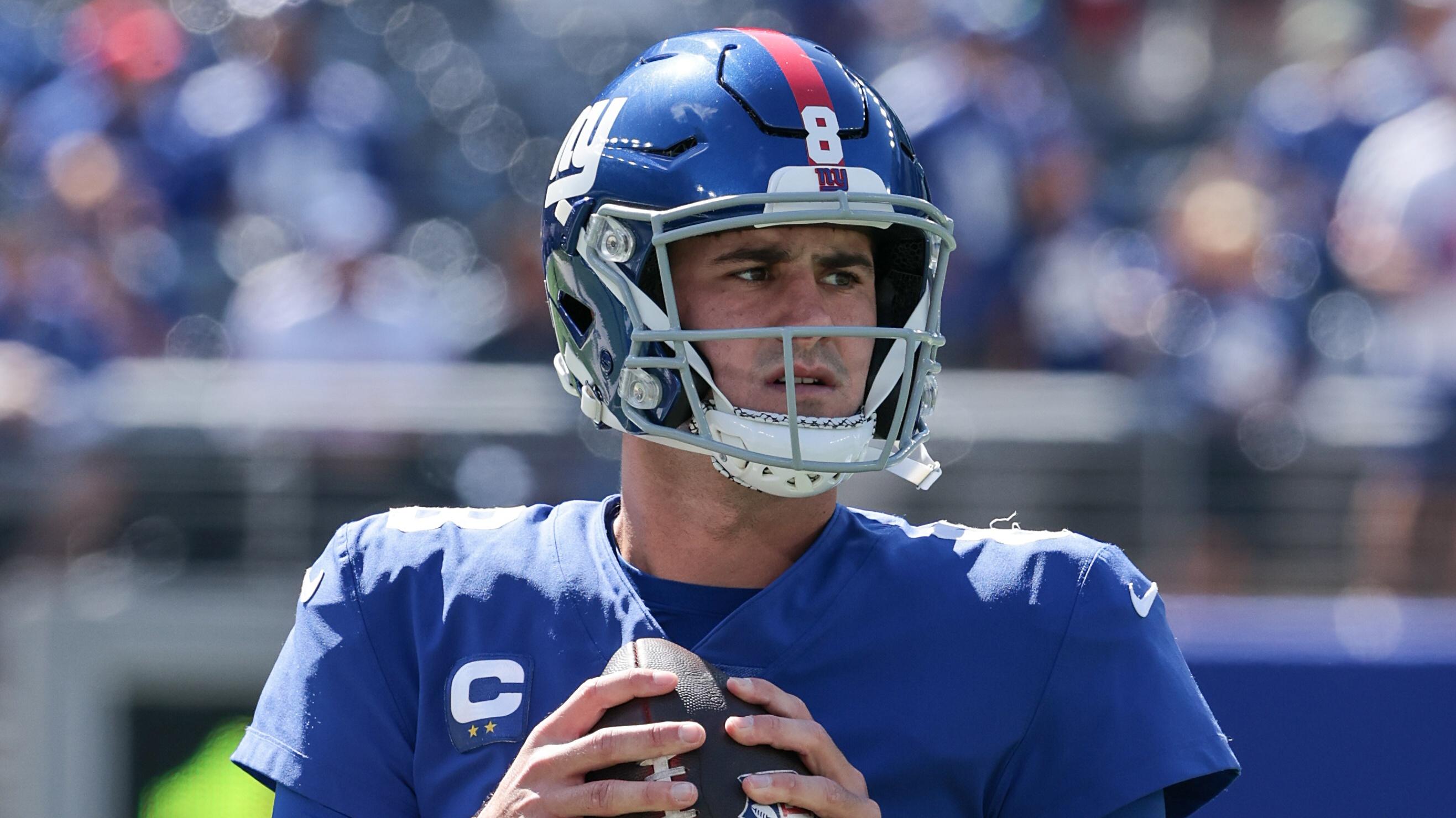 Sep 26, 2021; East Rutherford, New Jersey, USA; New York Giants quarterback Daniel Jones (8) warms up before the game against the Atlanta Falcons at MetLife Stadium. Mandatory Credit: Vincent Carchietta-USA TODAY Sports / © Vincent Carchietta-USA TODAY Sports