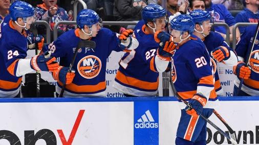 New York Islanders right wing Hudson Fasching (20) celebrates the goal against the St. Louis Blues with the New York Islanders bench during the third period at UBS Arena / Dennis Schneidler - USA TODAY Sports