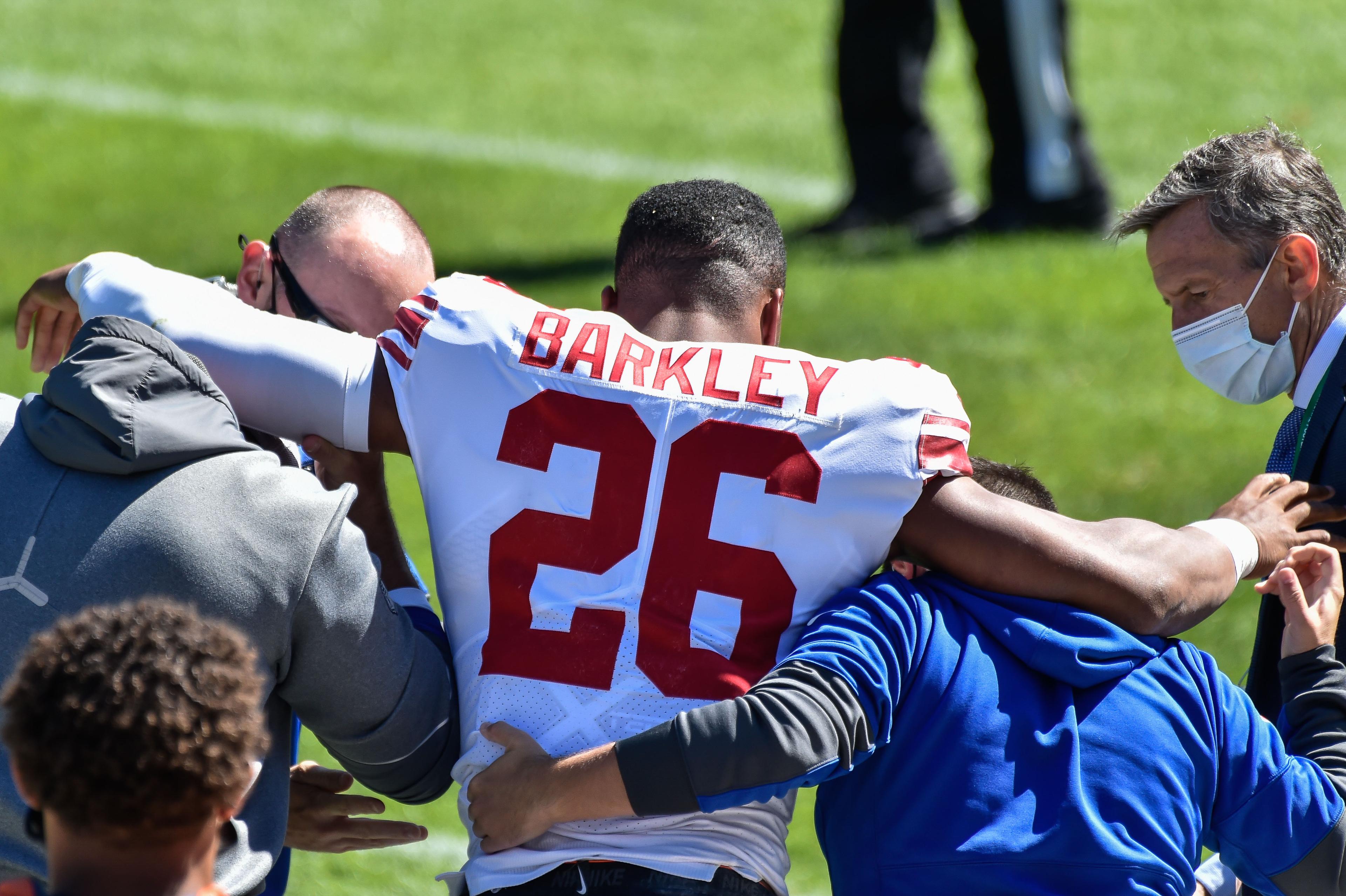 Giants RB Saquon Barkley needs help off the field after suffering injury / USA TODAY