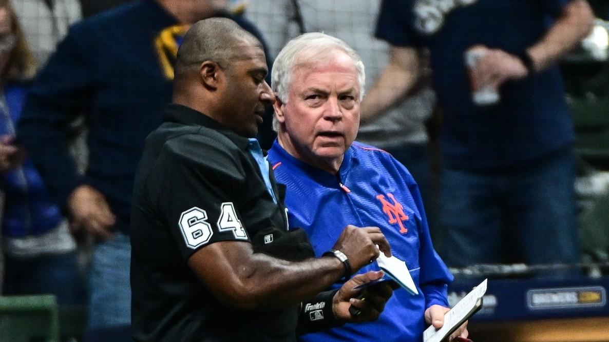 New York Mets Buck Showalter discuss a pitching change with home plate umpire Alan Porter in the seventh inning during game against the Milwaukee Brewers. / Benny Sieu-USA TODAY Sports