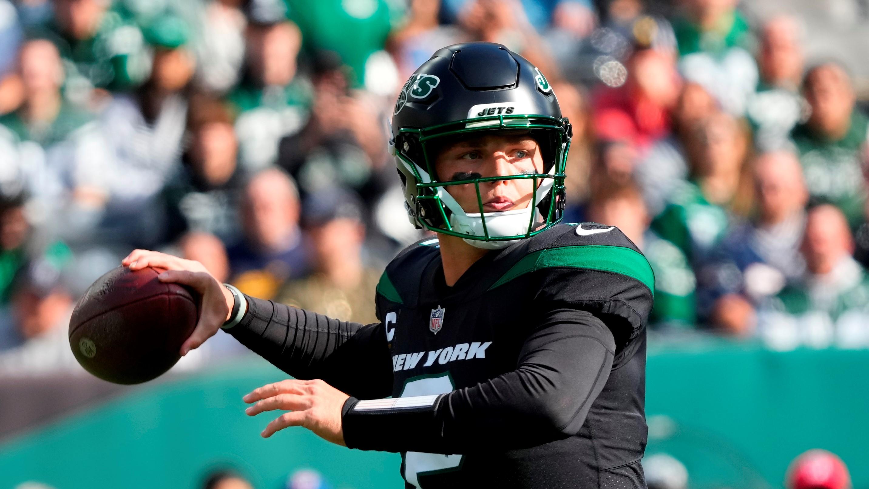 Oct 30, 2022; East Rutherford,NJ, USA; New York Jets quarterback Zach Wilson (2) throws against the New England Patriots in the first quarter at MetLife Stadium. Mandatory Credit: Robert Deutsch-USA TODAY Sports / © Robert Deutsch-USA TODAY Sports