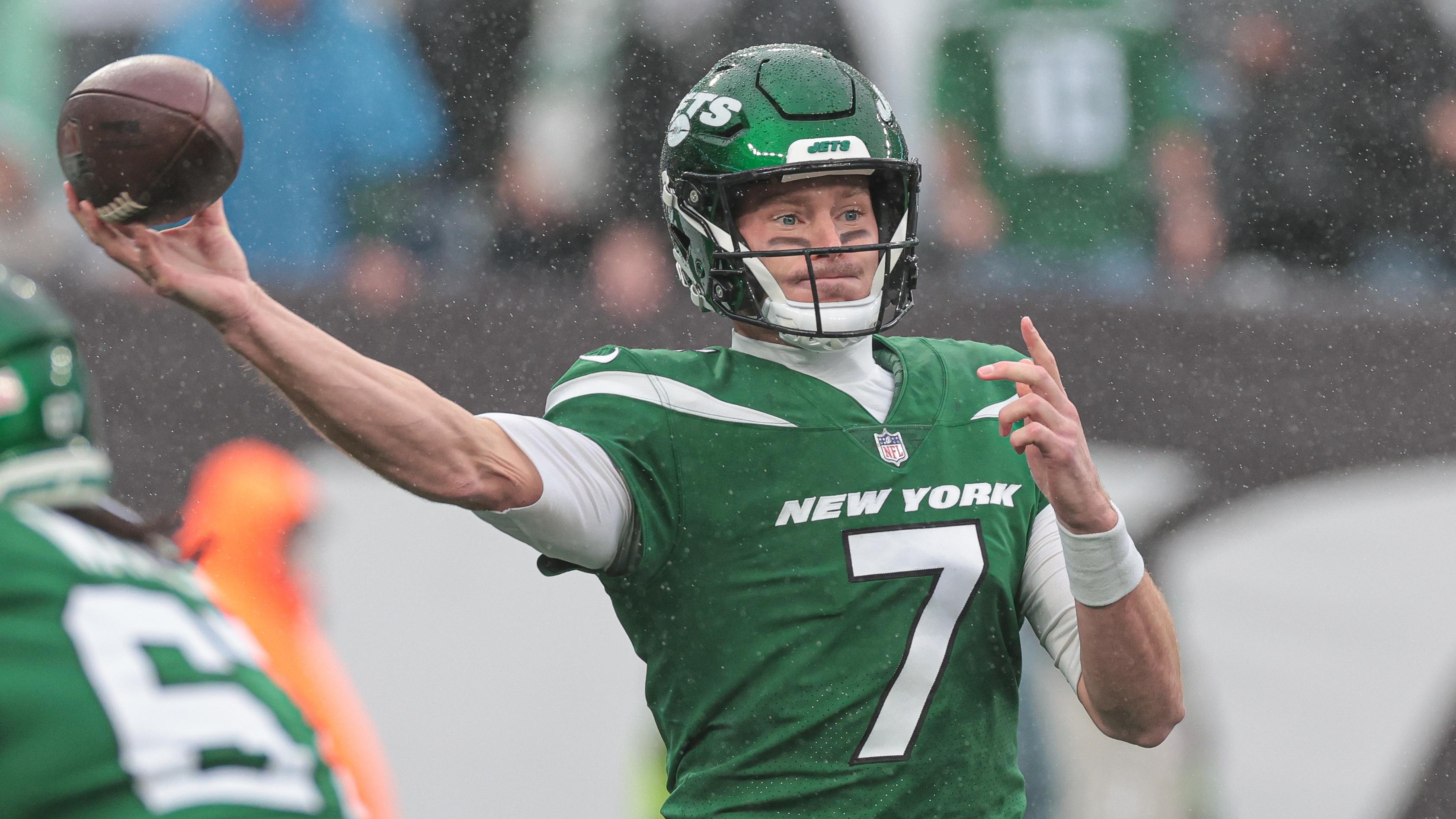 New York Jets quarterback Tim Boyle (7) throws the ball during the first quarter against the Atlanta Falcons at MetLife Stadium / Vincent Carchietta - USA TODAY Sports