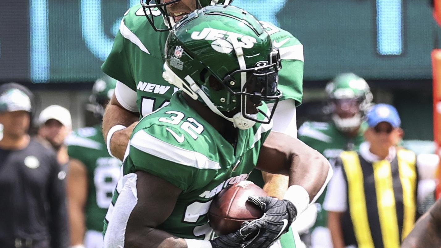 Aug 28, 2022; East Rutherford, New Jersey, USA; New York Jets quarterback Joe Flacco (19) hands the ball off to New York Jets running back Michael Carter (32) in the first half agains the New York Giants at MetLife Stadium. Mandatory Credit: Wendell Cruz-USA TODAY Sports / © Wendell Cruz-USA TODAY Sports