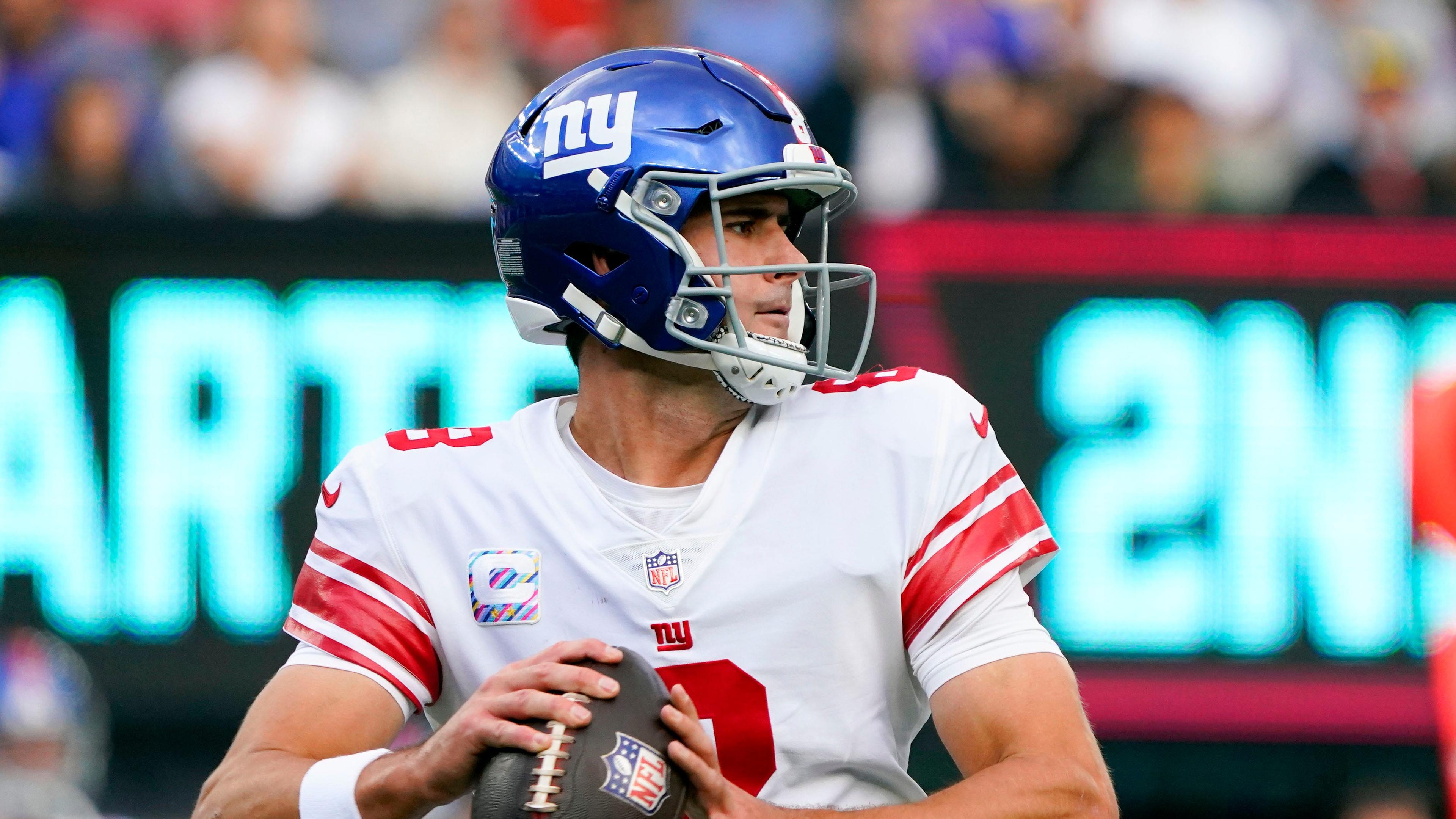 New York Giants quarterback Daniel Jones (8) looks to throw in the first half. The Giants fall to the Rams, 38-11, at MetLife Stadium on Sunday, Oct. 17, 2021, in East Rutherford / Danielle Parhizkaran/NorthJersey.com-Imagn Content Services, LLC