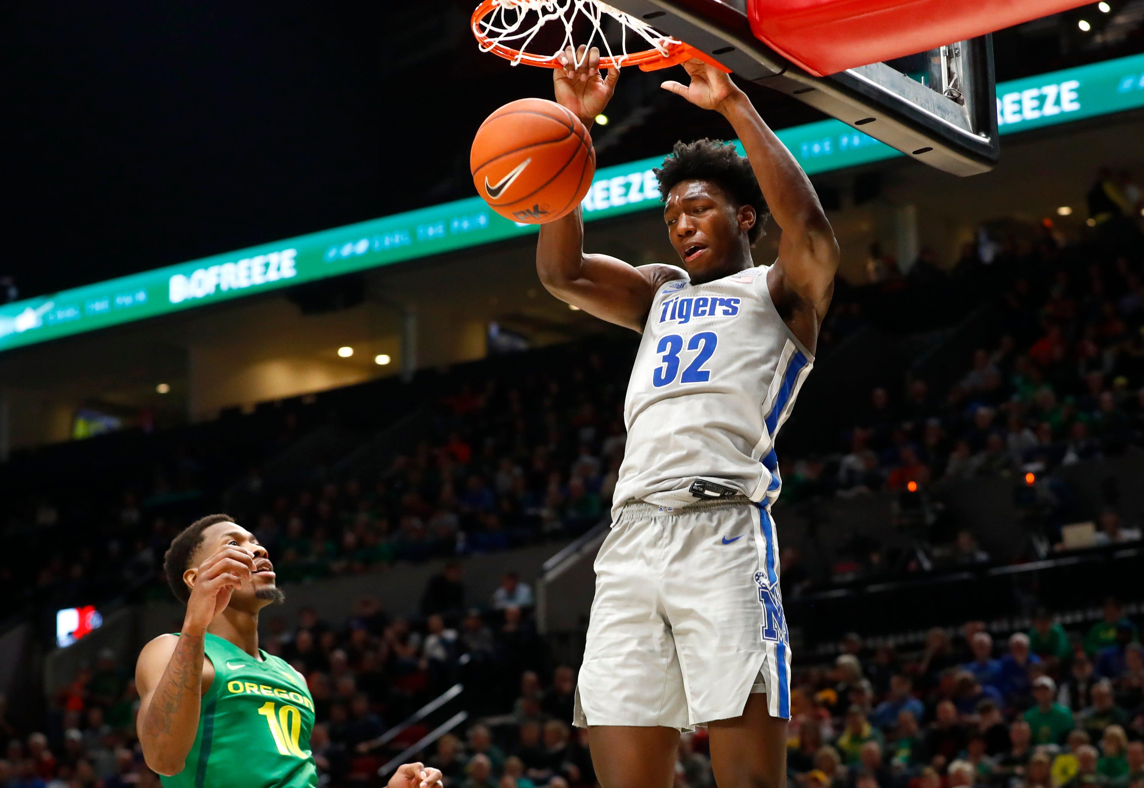 Memphis Tigers center James Wiseman dunks the ball over Oregon Ducks forward Shakur Juiston during their game at the Moda Center in Portland, Ore. on Tuesday, Nov. 12, 2019. Wiseman 2 / © Joe Rondone, Memphis Commercial Appeal via Imagn Content Services, LLC