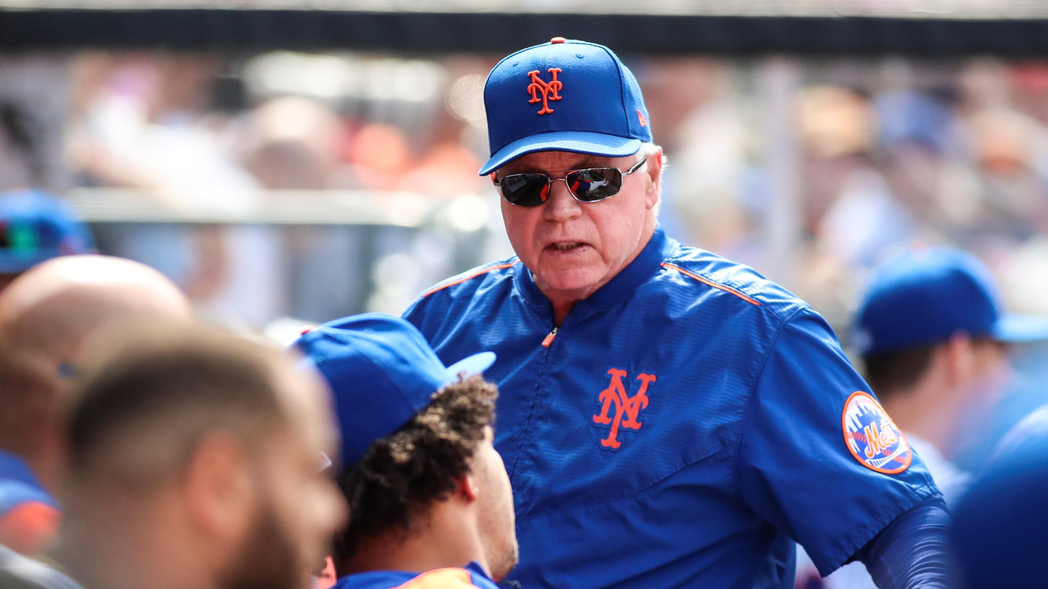 Apr 16, 2022; New York City, New York, USA; New York Mets manager Buck Showalter (11) talks to his players in between innings against the Arizona Diamondbacks at Citi Field. / Wendell Cruz-USA TODAY Sports