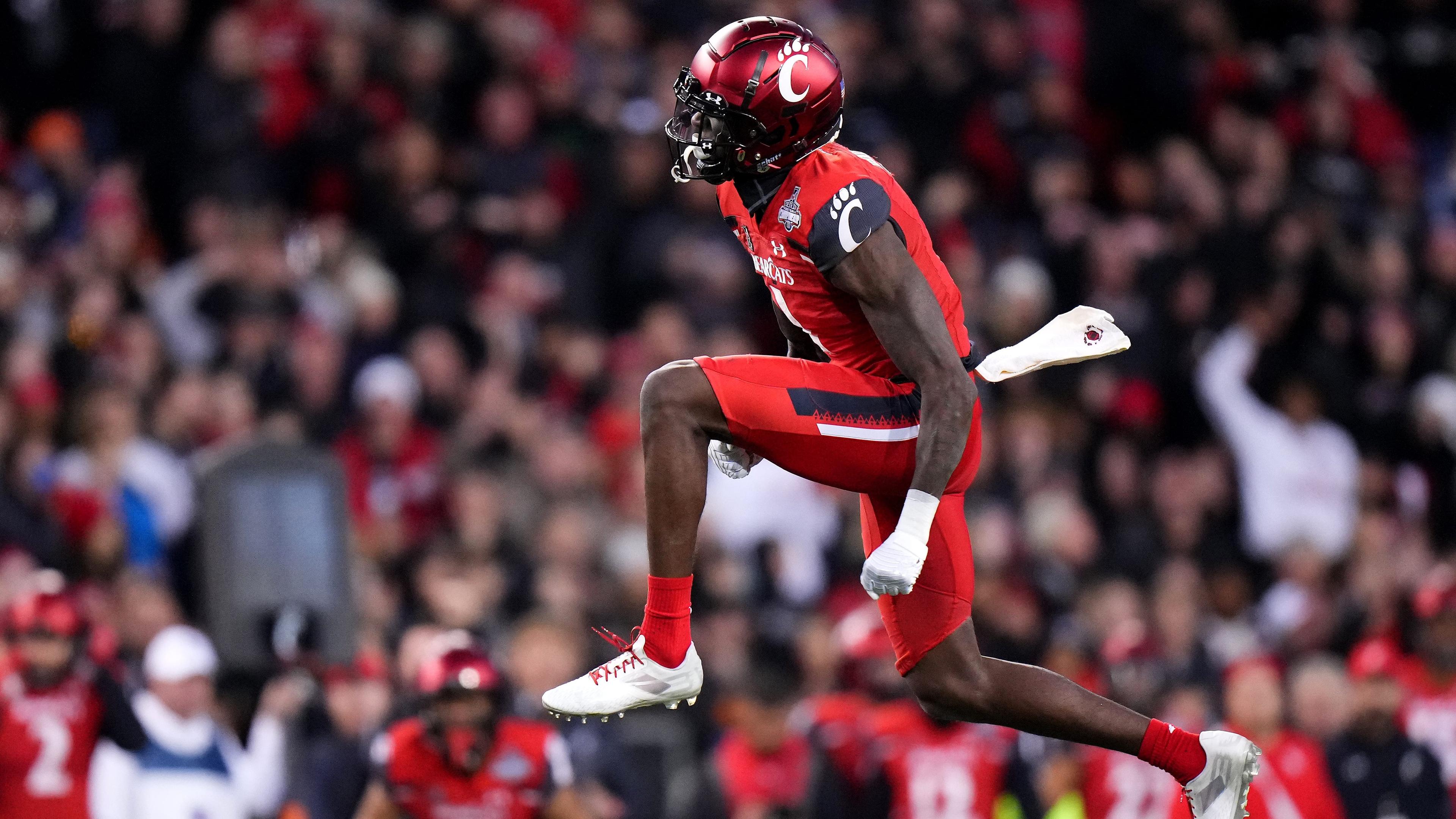 Cincinnati Bearcats cornerback Ahmad Gardner (1) celebrates a sack of Houston Cougars quarterback Clayton Tune (3) in the second quarter during the American Athletic Conference championship. / Kareem Elgazzar/The Enquirer-USA TODAY NETWORK