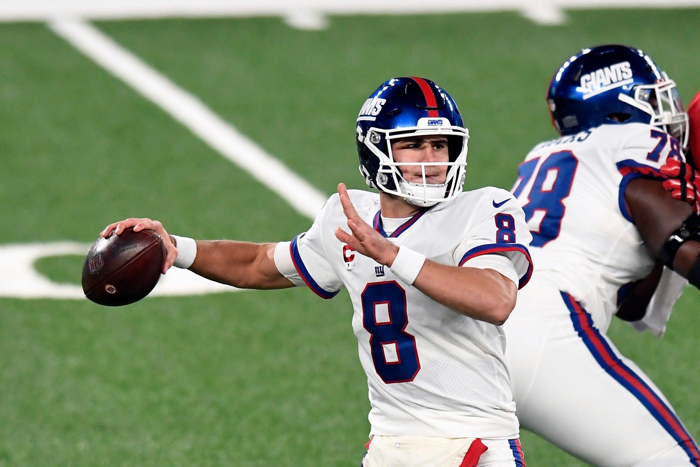 New York Giants quarterback Daniel Jones (8) throws against the Tampa Bay Buccaneers in the first half of an NFL game at MetLife Stadium on Monday, Nov. 2, 2020, in East Rutherford. / © Danielle Parhizkaran/NorthJersey via Imagn Content Services, LLC