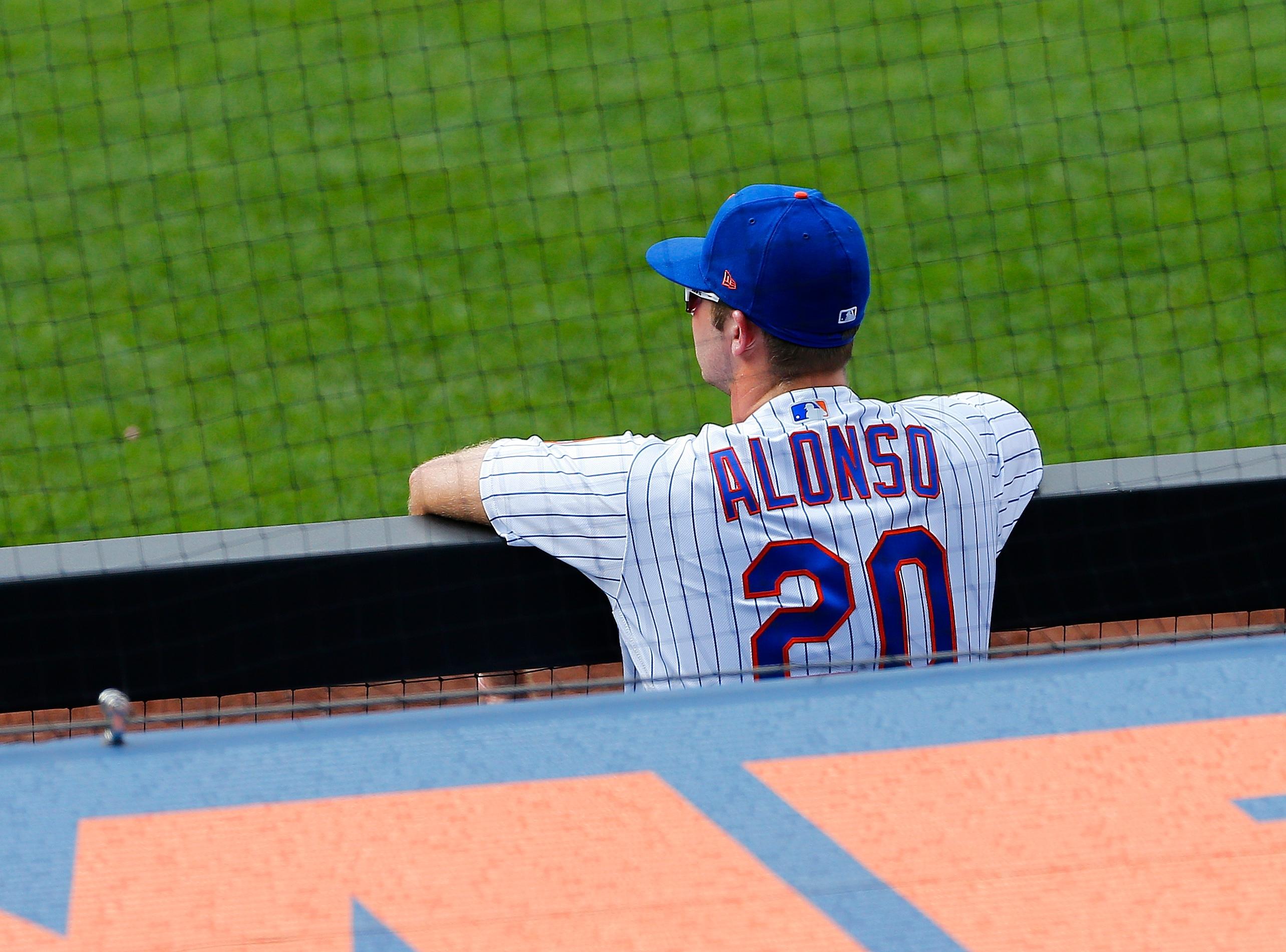 Pete Alonso looks on to the game from the dugout / USA TODAY