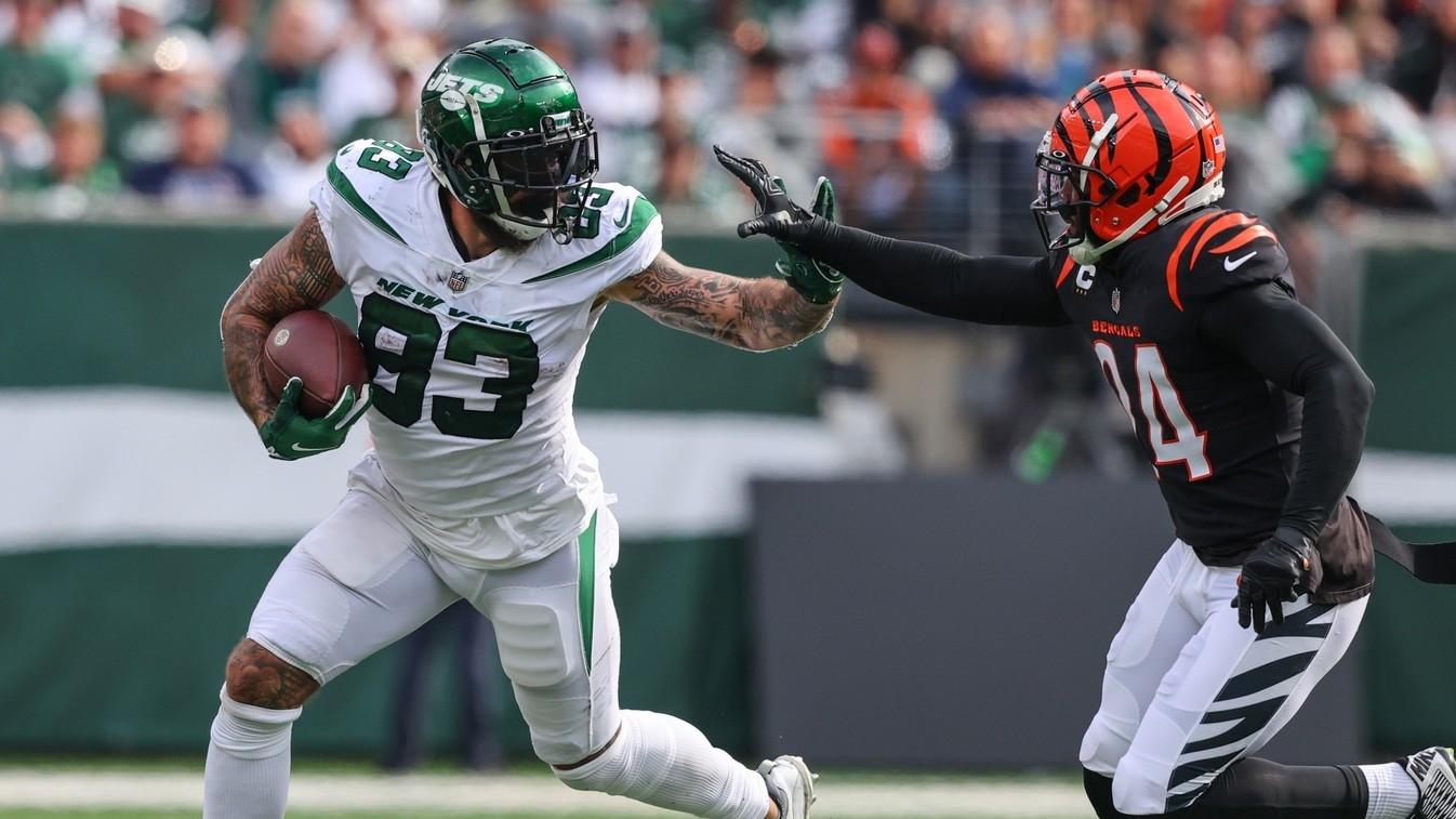 New York Jets tight end Tyler Conklin (83) runs with the ball while Cincinnati Bengals safety Vonn Bell (24) attempts to tackle him. / Ed Mulholland-USA TODAY Sports