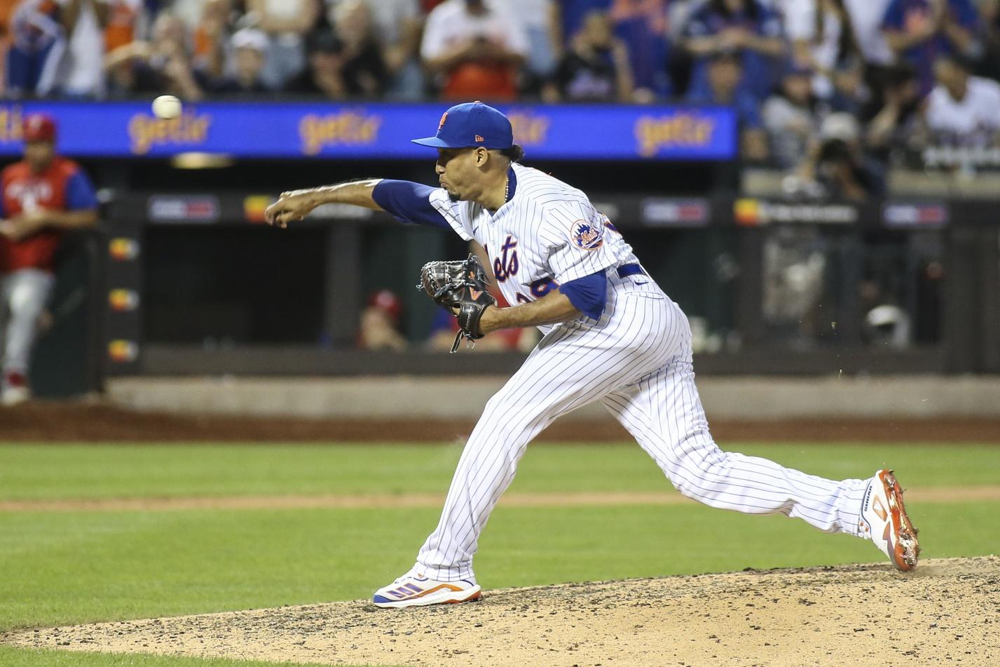 New York Mets relief pitcher Edwin Diaz (39) pitches in the ninth inning against the Philadelphia Phillies at Citi Field. / Wendell Cruz-USA TODAY Sports