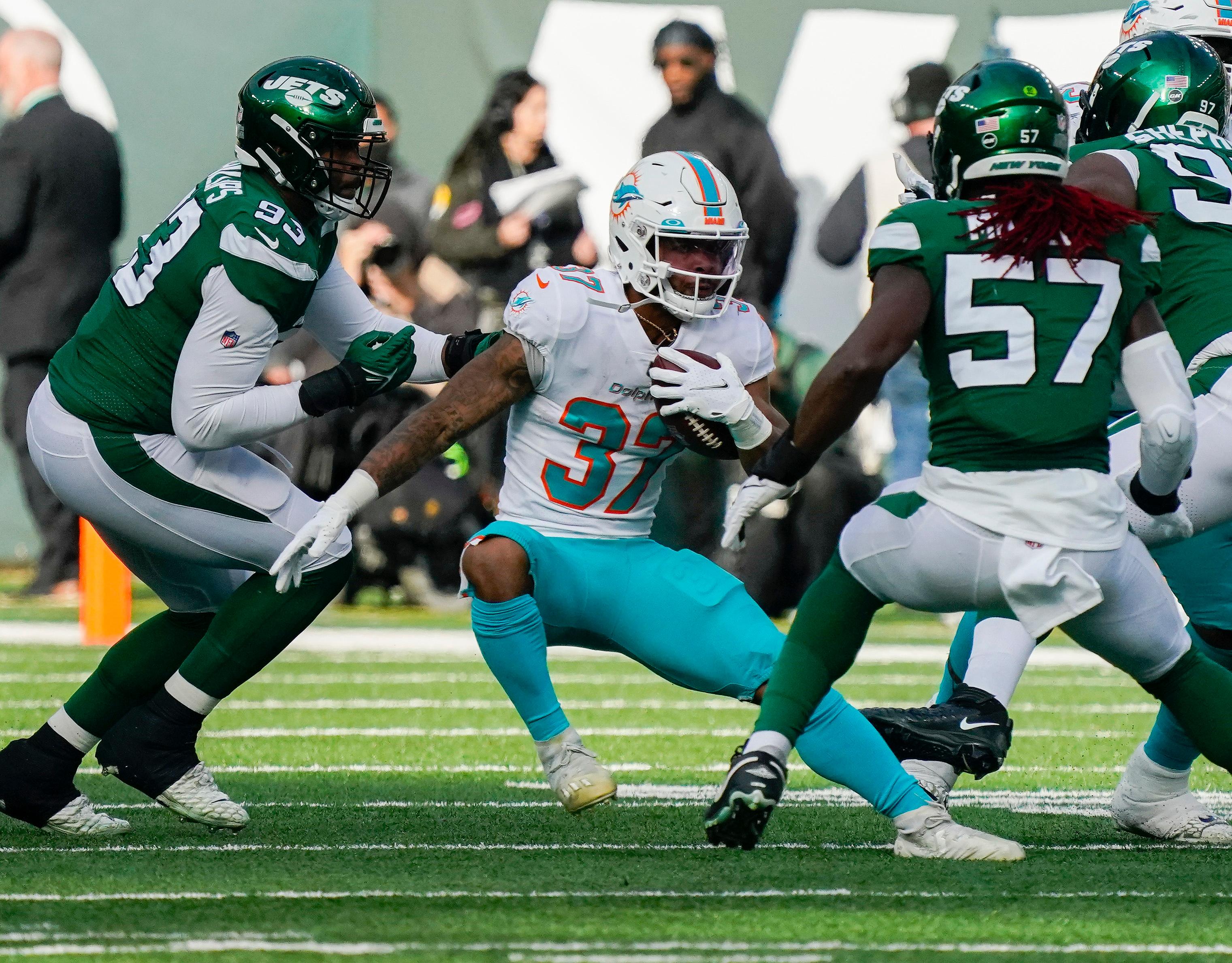 Miami Dolphins running back Myles Gaskin (37) runs against the New York Jets at MetLife Stadium. / Robert Deutsch/USA TODAY