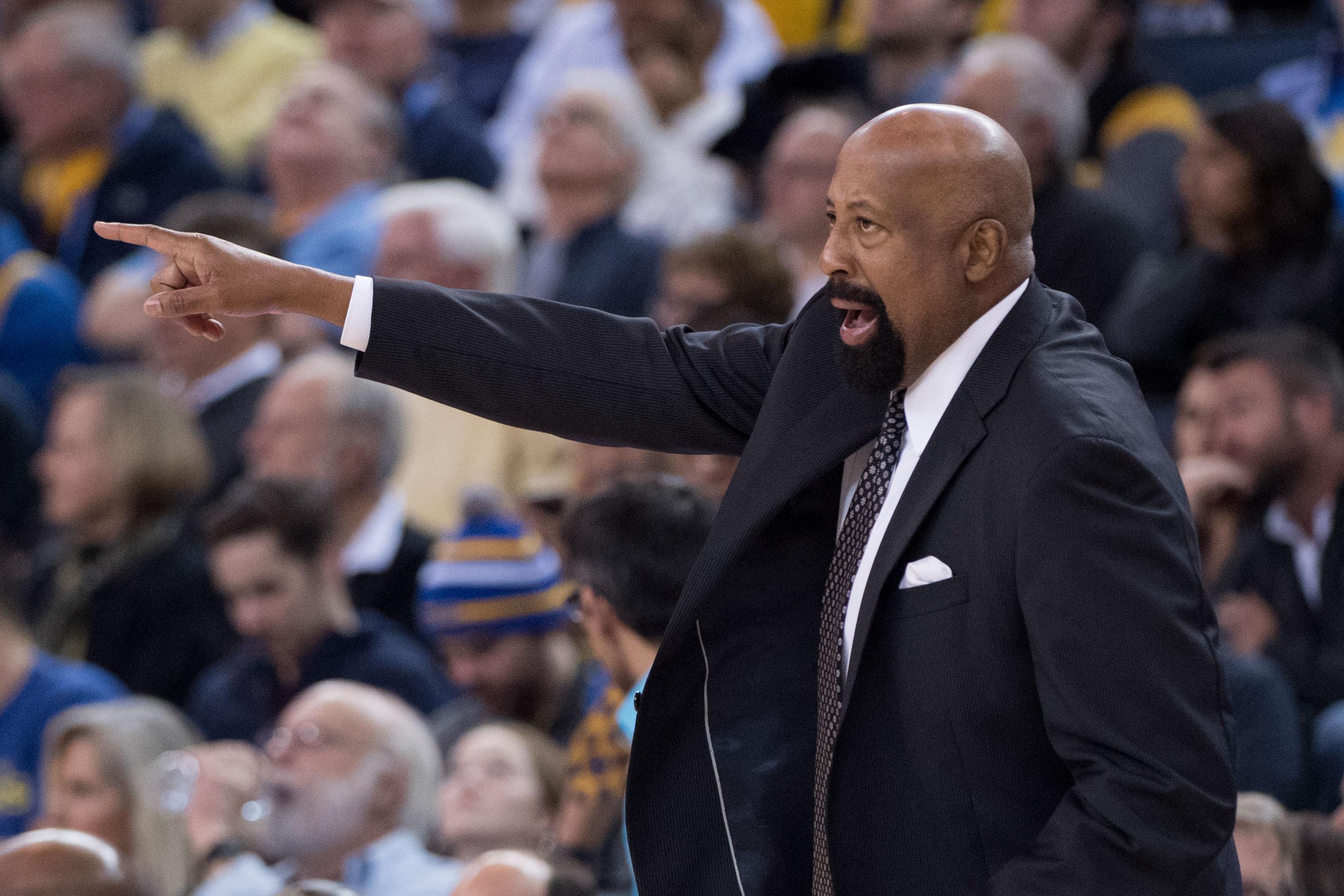 Mike Woodson makes some calls on the sideline during a Clippers game / USA TODAY