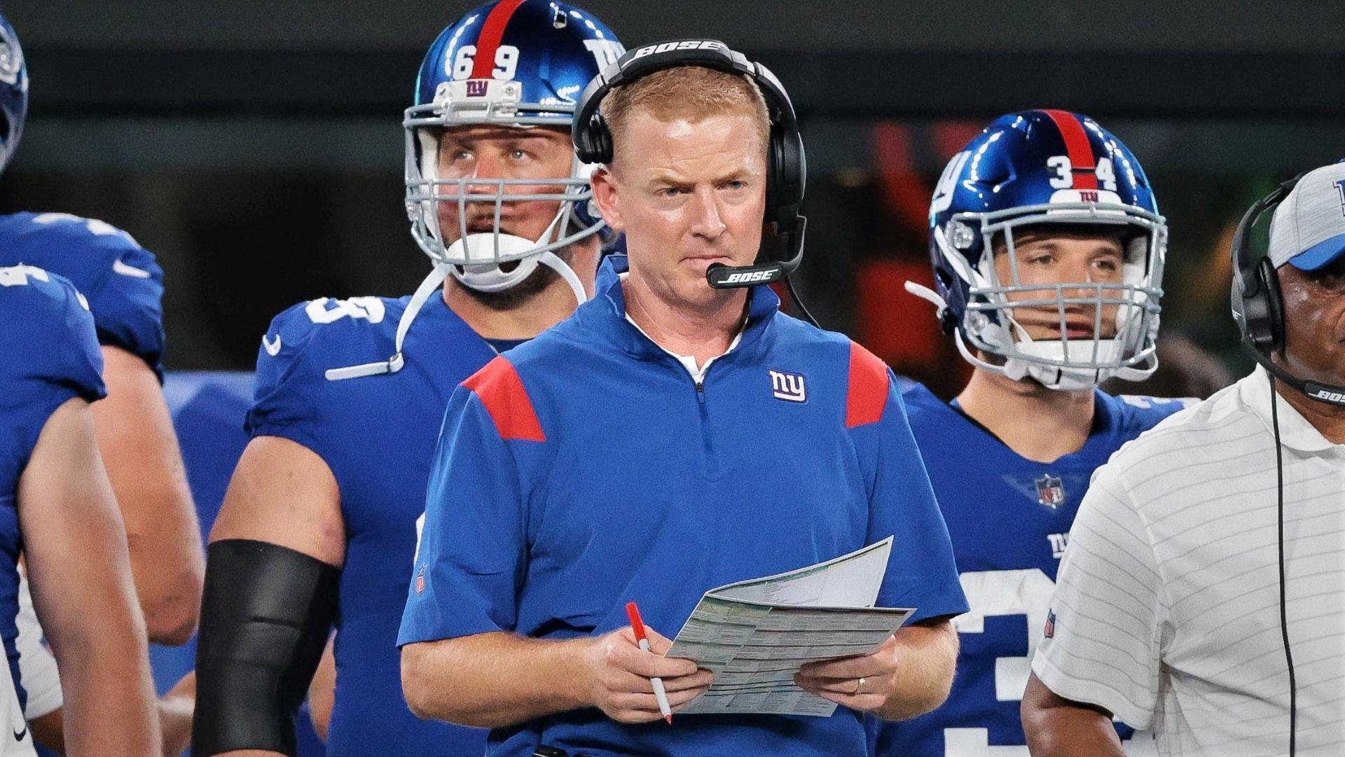 Aug 14, 2021; East Rutherford, New Jersey, USA; New York Giants offensive coordinator Jason Garrett, center, looks on during the first half against the New York Jets at MetLife Stadium. Mandatory Credit: Vincent Carchietta-USA TODAY Sports / © Vincent Carchietta-USA TODAY Sports