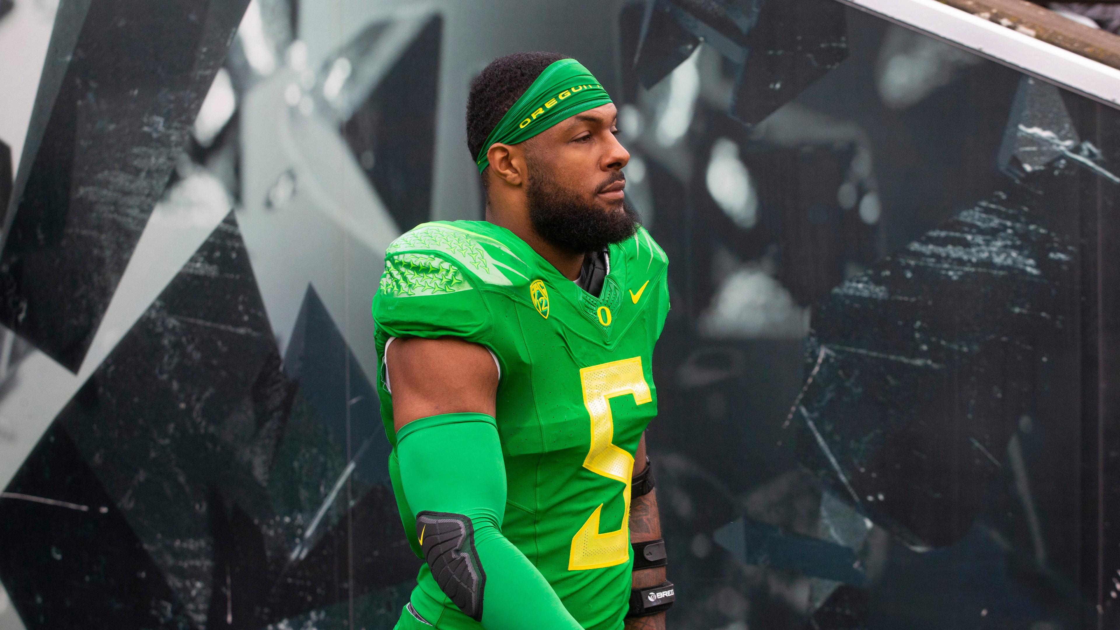 Oregon's Kayvon Thibodeaux enters the stadium for the game against Oregon State / Chris Pietsch/The Register-Guard / USA TODAY NETWORK