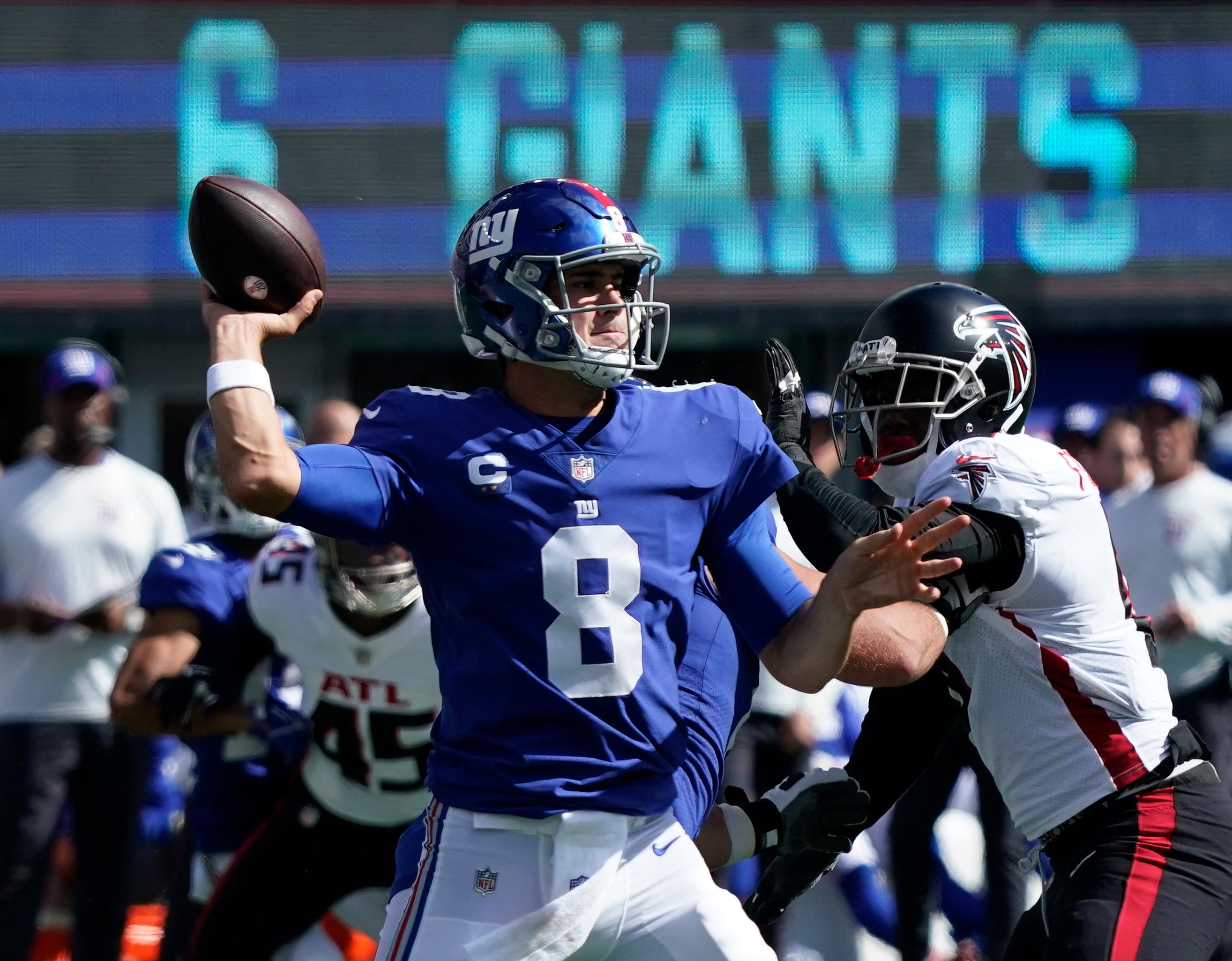 New York Giants quarterback Daniel Jones (8) throws the ball against the Falcons at MetLife Stadium. / Robert Deutsch/USA TODAY