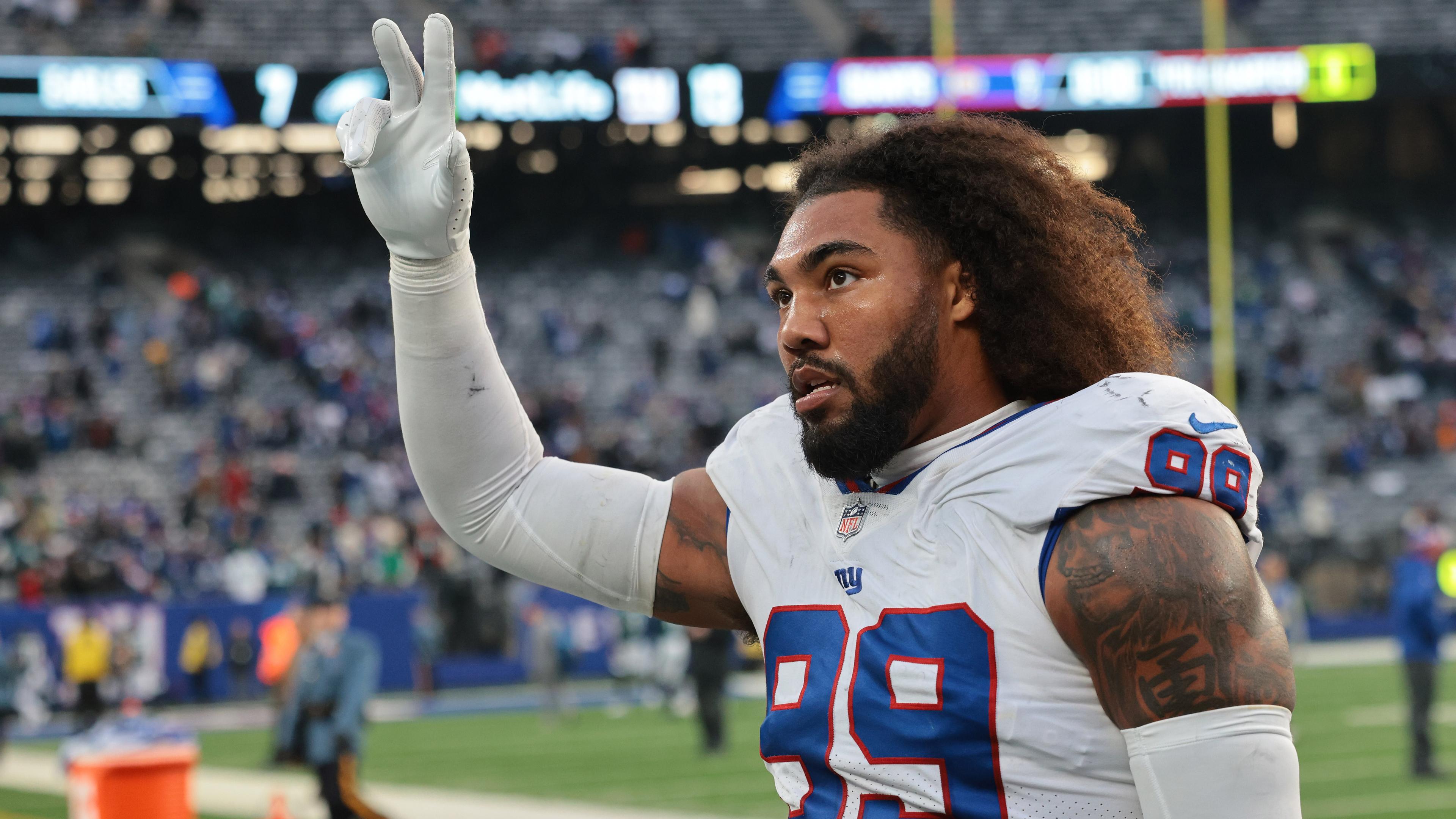 New York Giants defensive end Leonard Williams (99) waves to fans after the game against the Philadelphia Eagles at MetLife Stadium. / Vincent Carchietta-USA TODAY Sports