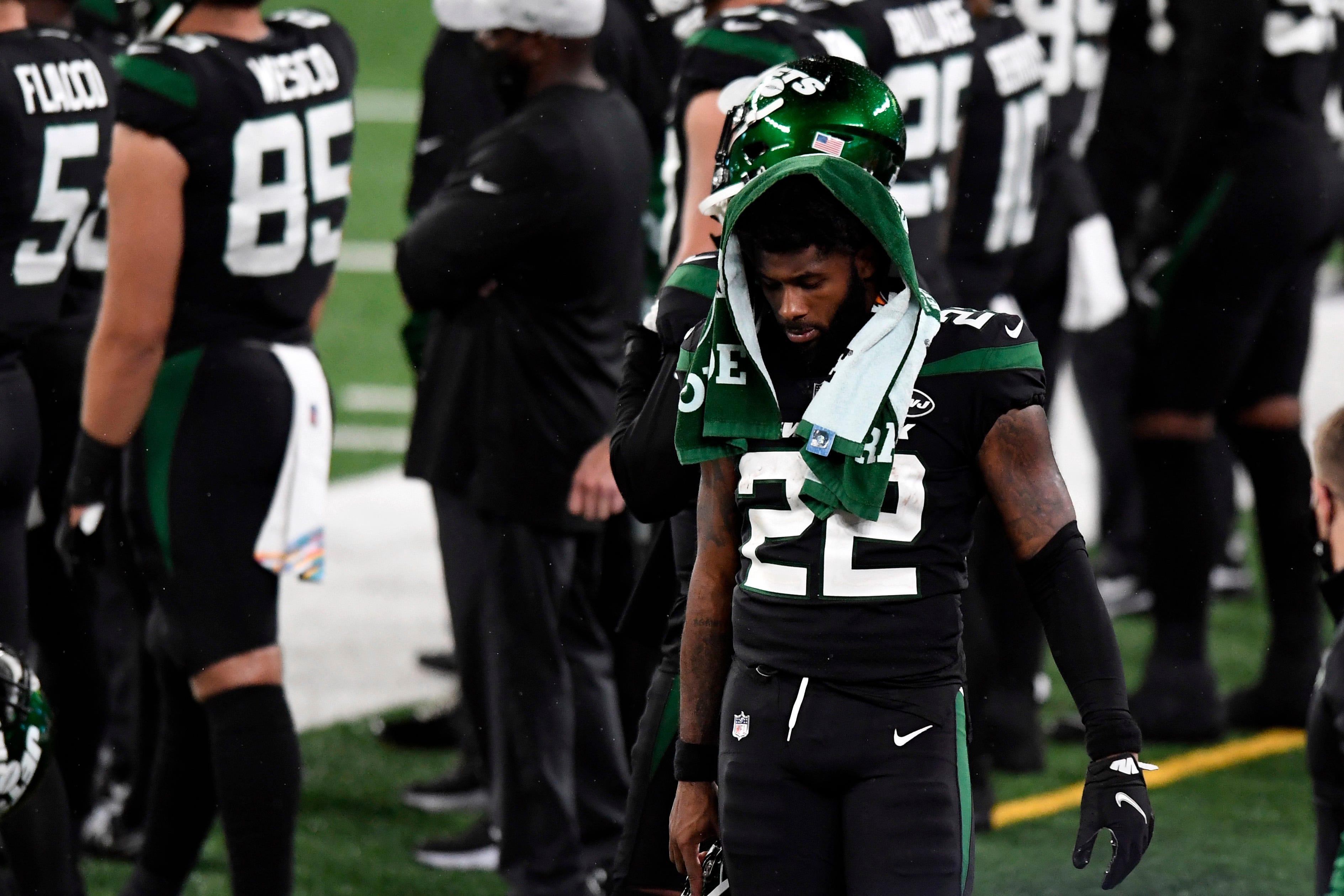New York Jets running back La'Mical Perine (22) on the sideline as the game ends. The Jets lose to the Broncos, 37-28, at MetLife Stadium on Thursday, Oct. 1, 2020, in East Rutherford. Nfl Jets Broncos / Danielle Parhizkaran/NorthJersey.com via Imagn Content Services, LLC