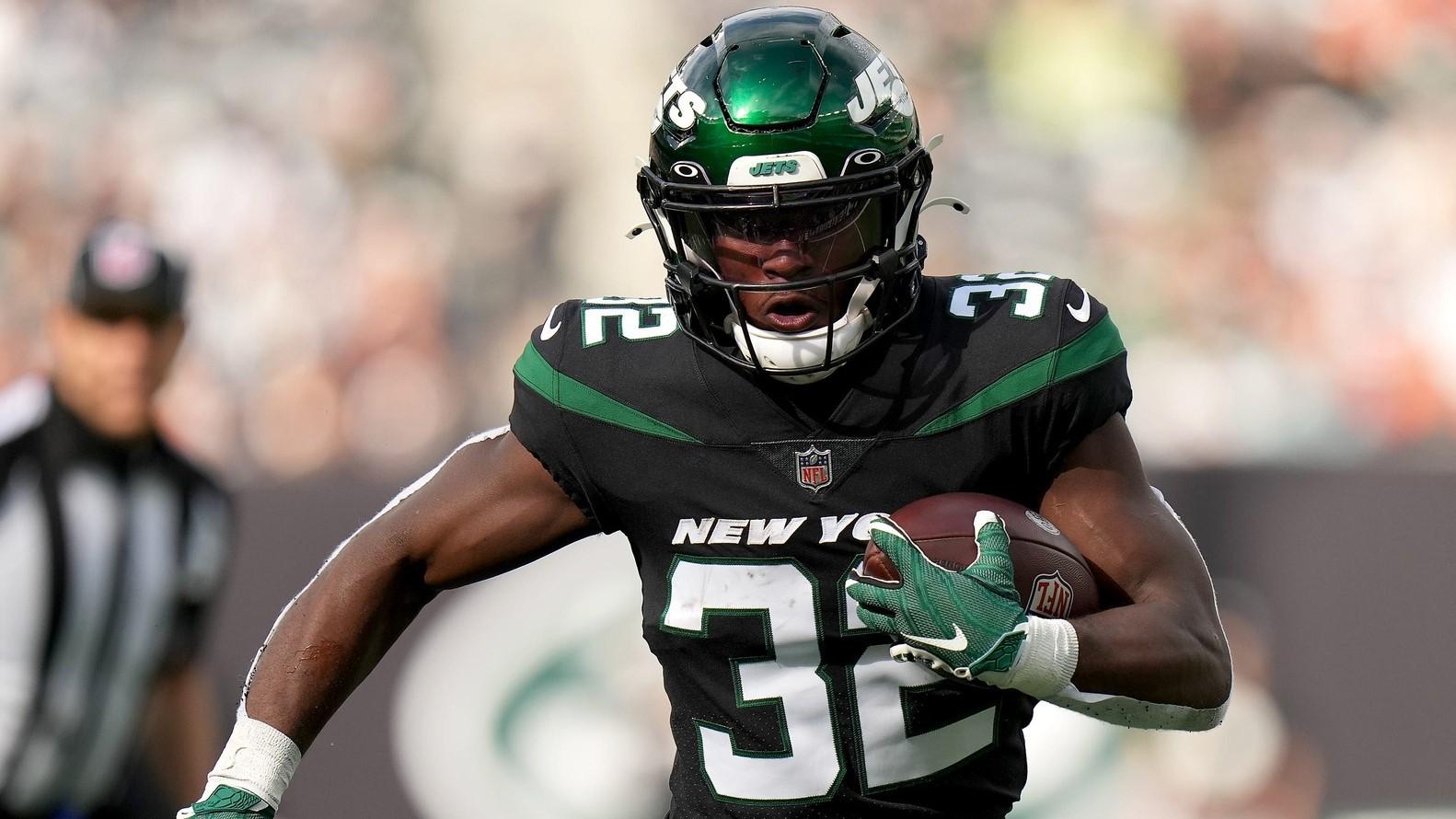New York Jets running back Michael Carter (32) carries the ball on a touchdown run in the first quarter during a Week 8 NFL football game against the Cincinnati Bengals, Sunday, Oct. 31, 2021, at MetLife Stadium in East Rutherford, N.J. / Kareem Elgazzar / USA TODAY NETWORK