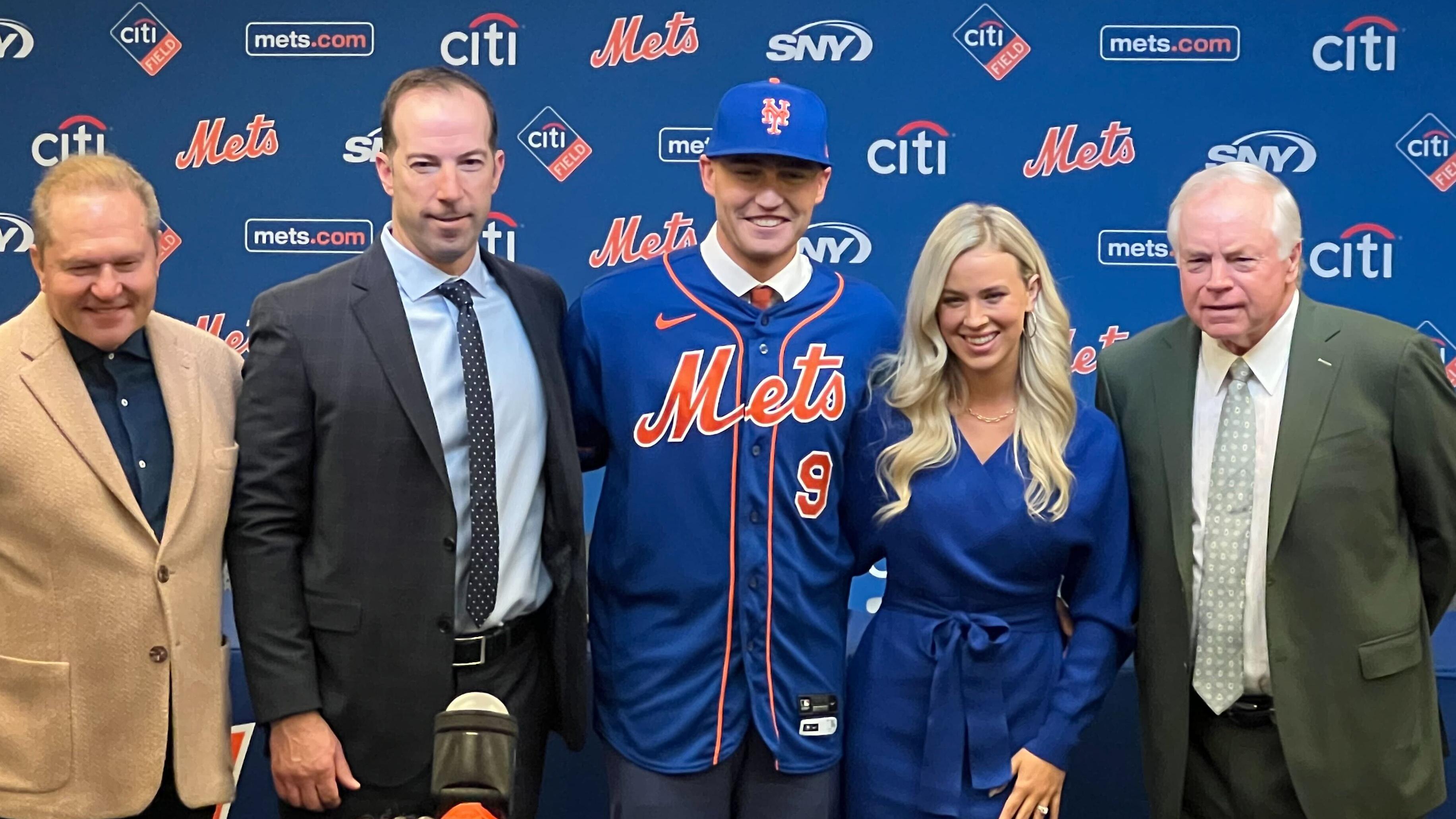 Brandon Nimmo flanked by Scott Boras, Billy Eppler, Chelsea Nimmo, and Buck Showalter / Conor Byrne, SNY