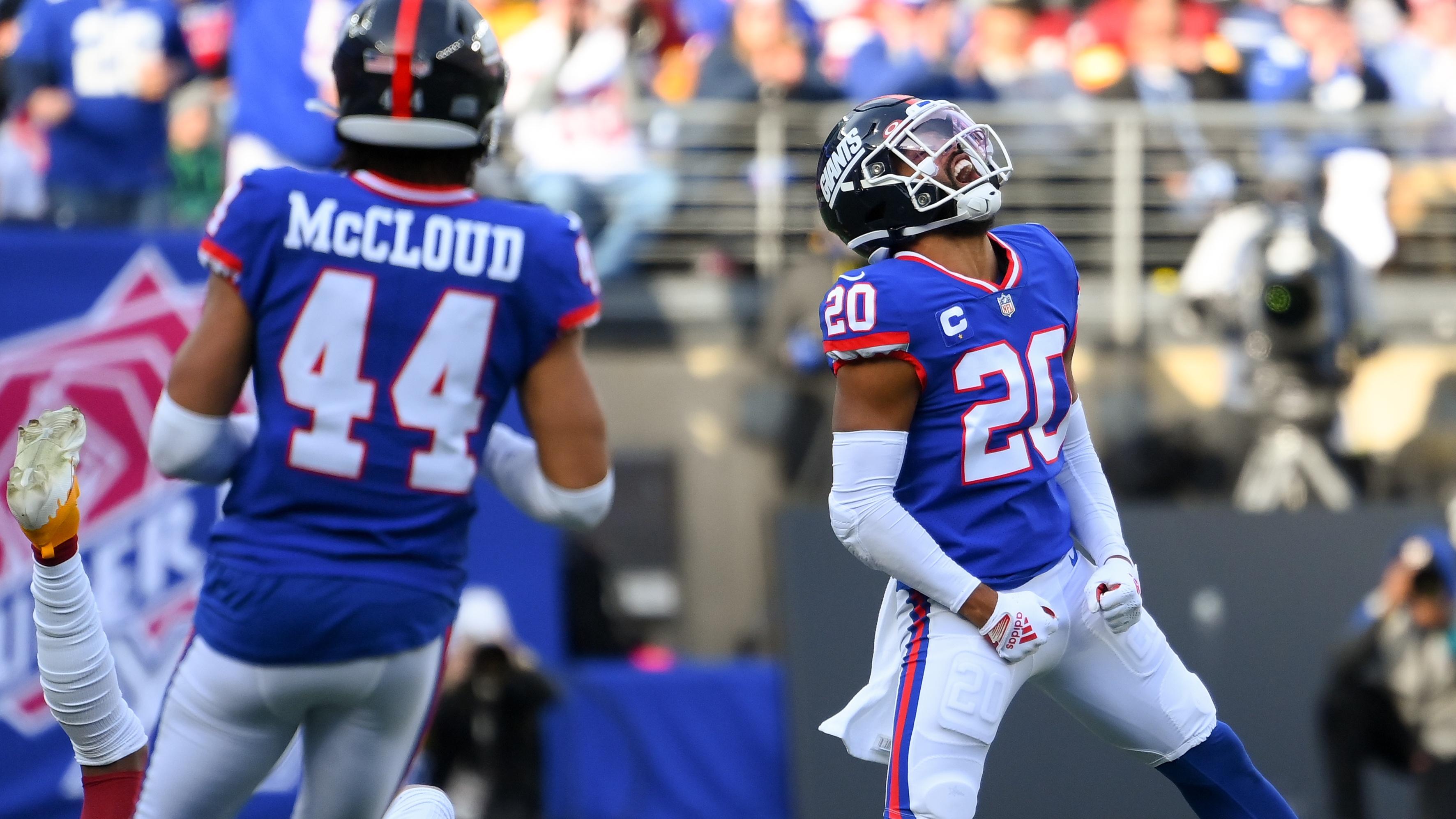 East Rutherford, New Jersey, USA; New York Giants safety Julian Love (20) reacts to a defensive play against the Washington Commanders during the first half at MetLife Stadium. / Rich Barnes - USA TODAY Sports