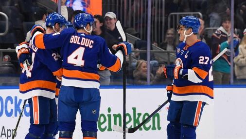 New York Islanders celebrate the goal by New York Islanders left wing Anders Lee (27) against the Philadelphia Flyers during the first period at UBS Arena / Dennis Schneidler - USA TODAY Sports