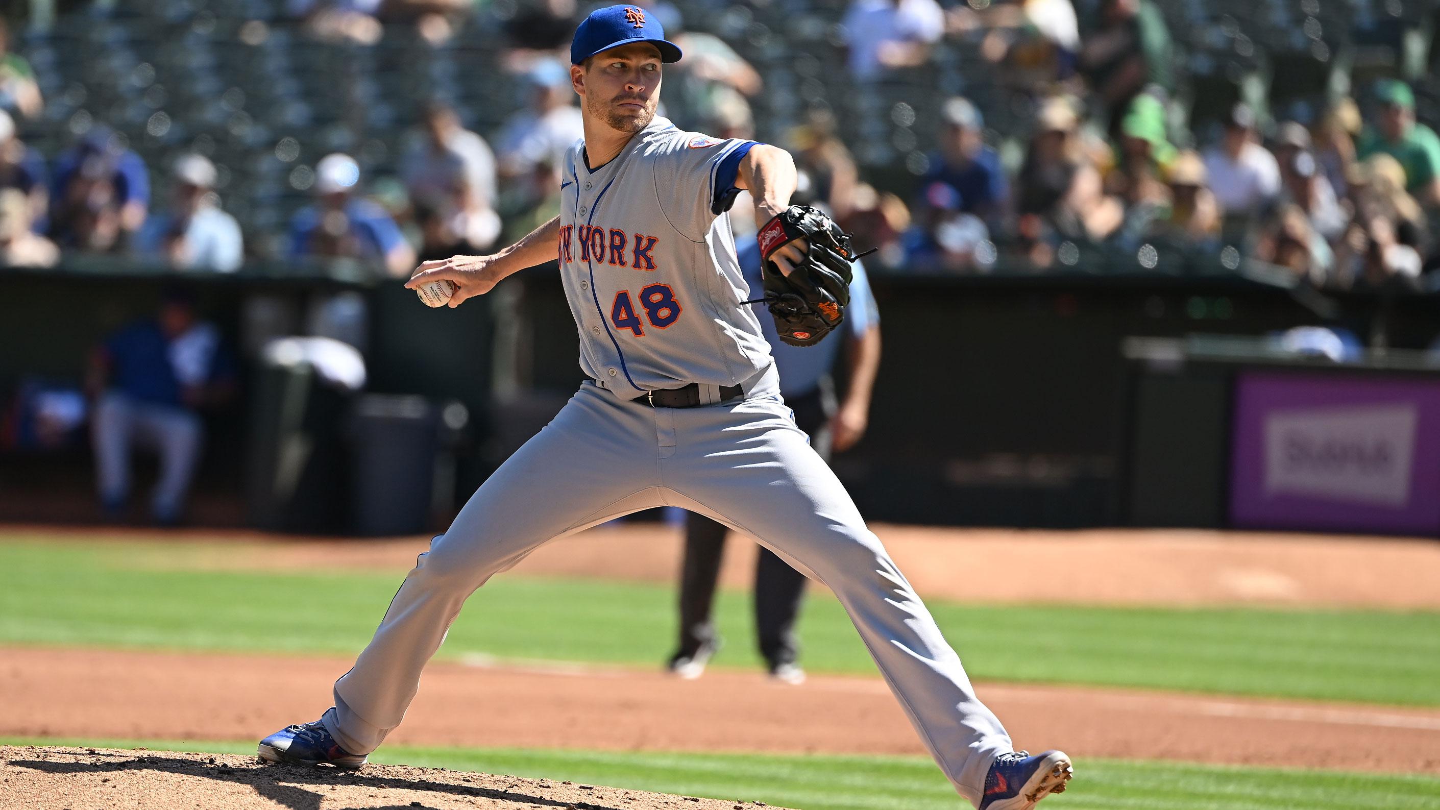 Sep 24, 2022; Oakland, California, USA; New York Mets starting pitcher Jacob deGrom (48) throws a pitch against the Oakland Athletics during the first inning at RingCentral Coliseum. / Robert Edwards-USA TODAY Sports