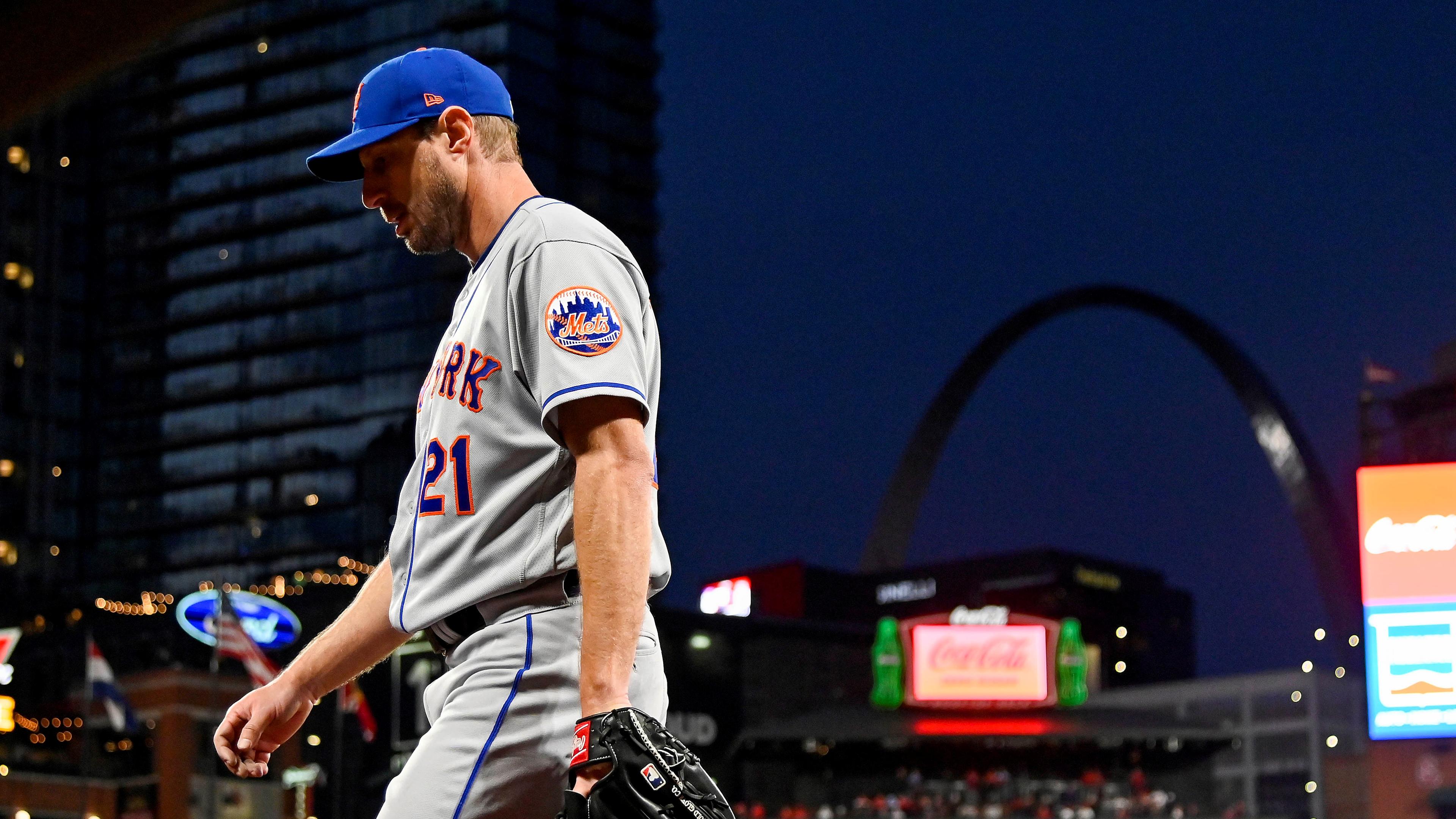 Apr 25, 2022; St. Louis, Missouri, USA; New York Mets starting pitcher Max Scherzer (21) walks off the field after the fifth inning against the St. Louis Cardinals at Busch Stadium. Mandatory Credit: Jeff Curry-USA TODAY Sports / Jeff Curry-USA TODAY Sports