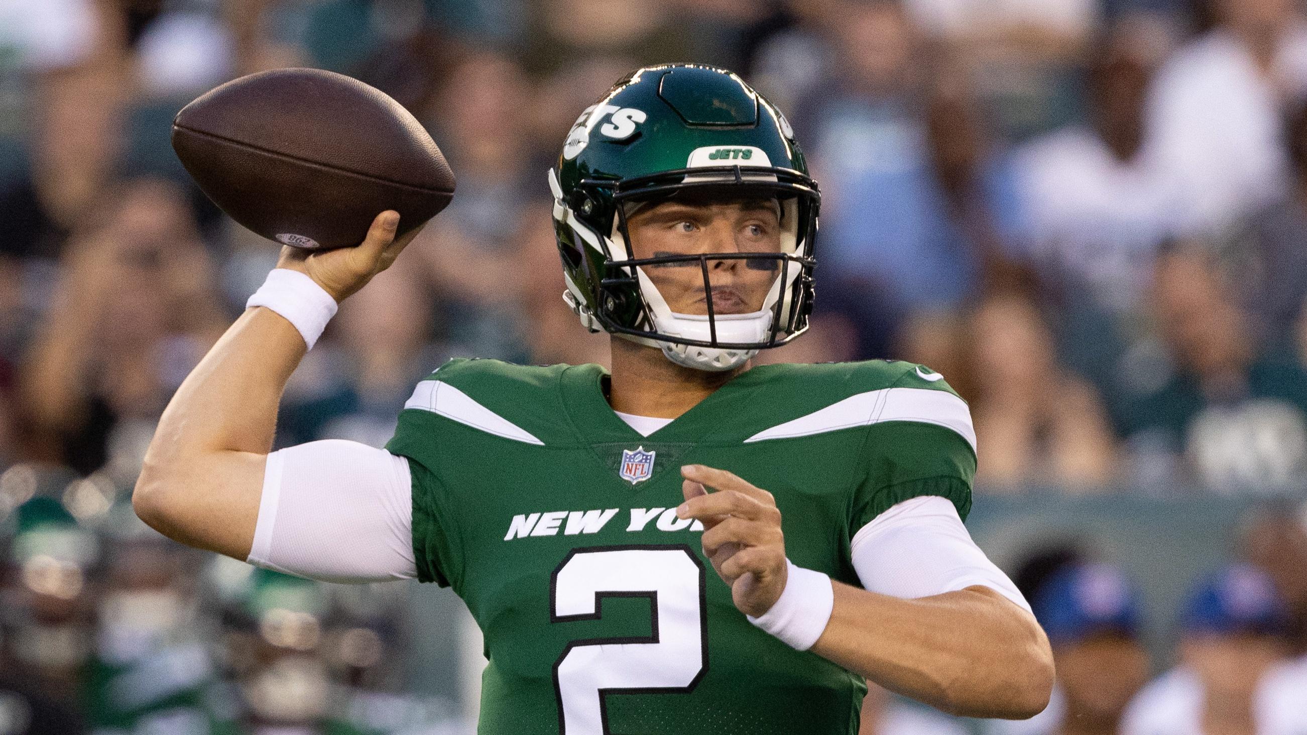 Aug 12, 2022; Philadelphia, Pennsylvania, USA; New York Jets quarterback Zach Wilson (2) passes the ball against the Philadelphia Eagles during the first quarter at Lincoln Financial Field. Mandatory Credit: Bill Streicher-USA TODAY Sports / © Bill Streicher-USA TODAY Sports