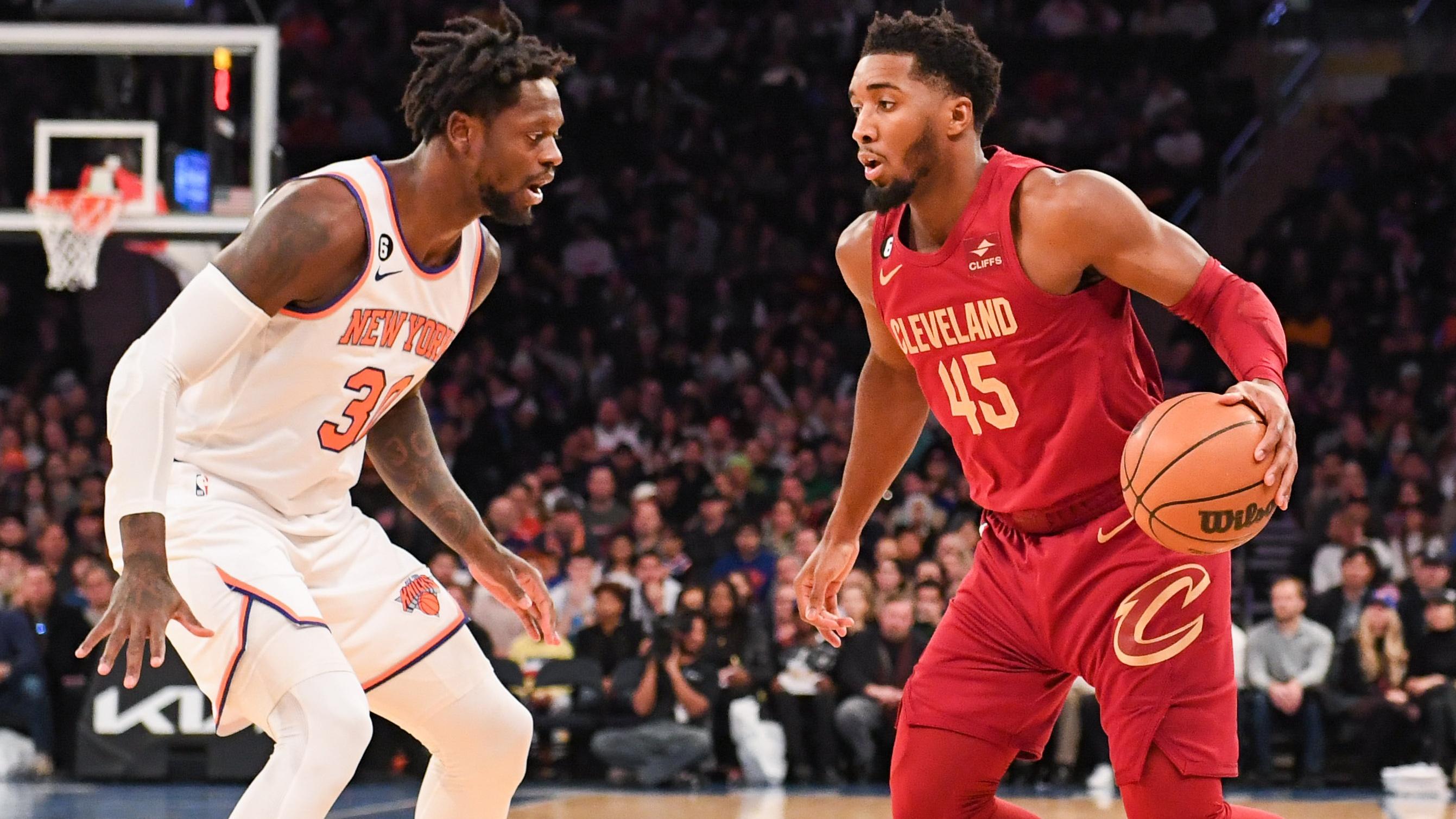 New York Knicks forward Julius Randle (30) guards Cleveland Cavaliers guard Donovan Mitchell (45) during the first quarter at Madison Square Garden / Dennis Schneidler - USA TODAY Sports