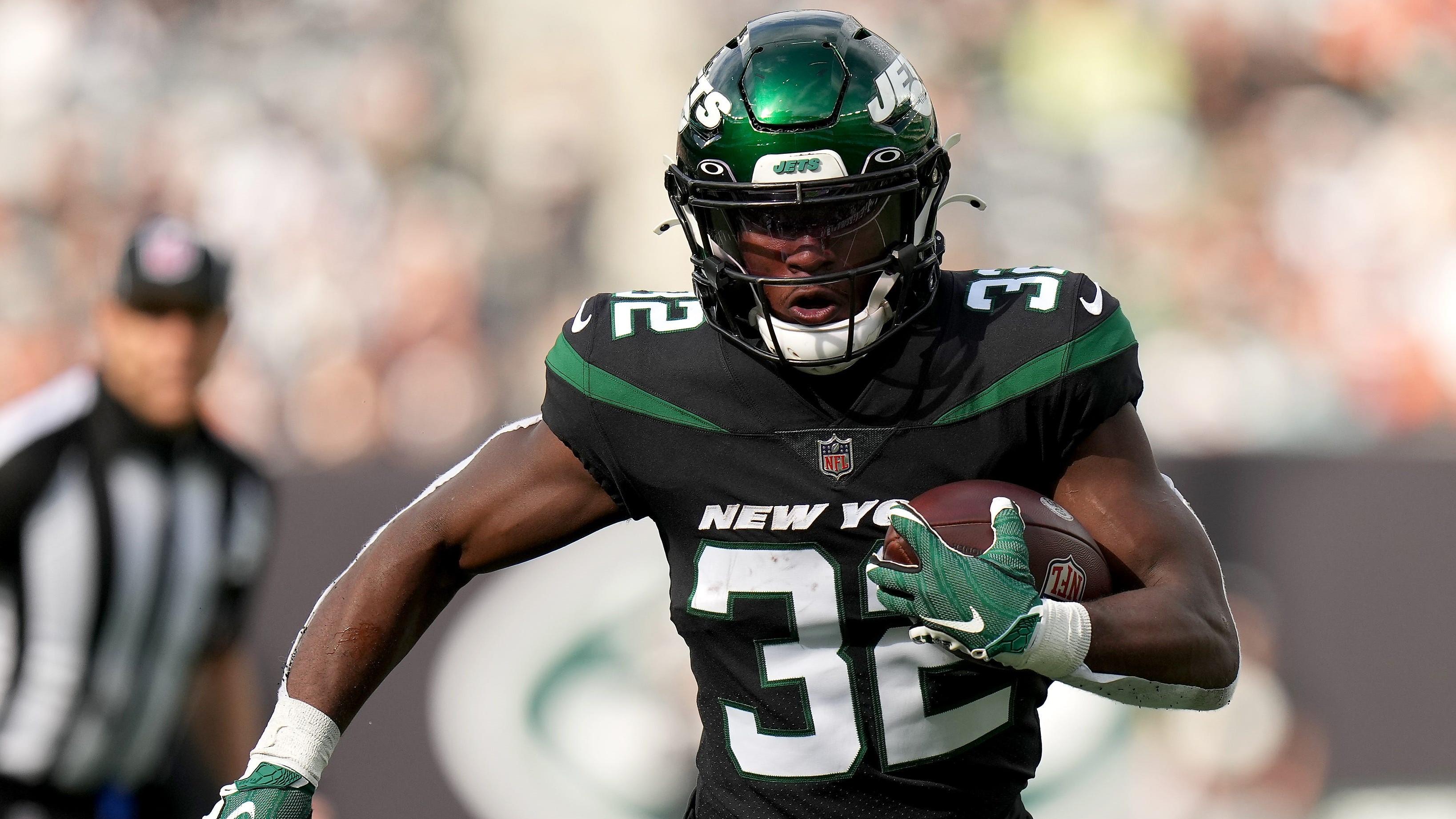 New York Jets running back Michael Carter (32) carries the ball on a touchdown run in the first quarter during a Week 8 NFL football game against the Cincinnati Bengals, Sunday, Oct. 31, 2021, at MetLife Stadium in East Rutherford, N.J. Cincinnati Bengals At New York Jets Oct 31 / Kareem Elgazzar / USA TODAY NETWORK