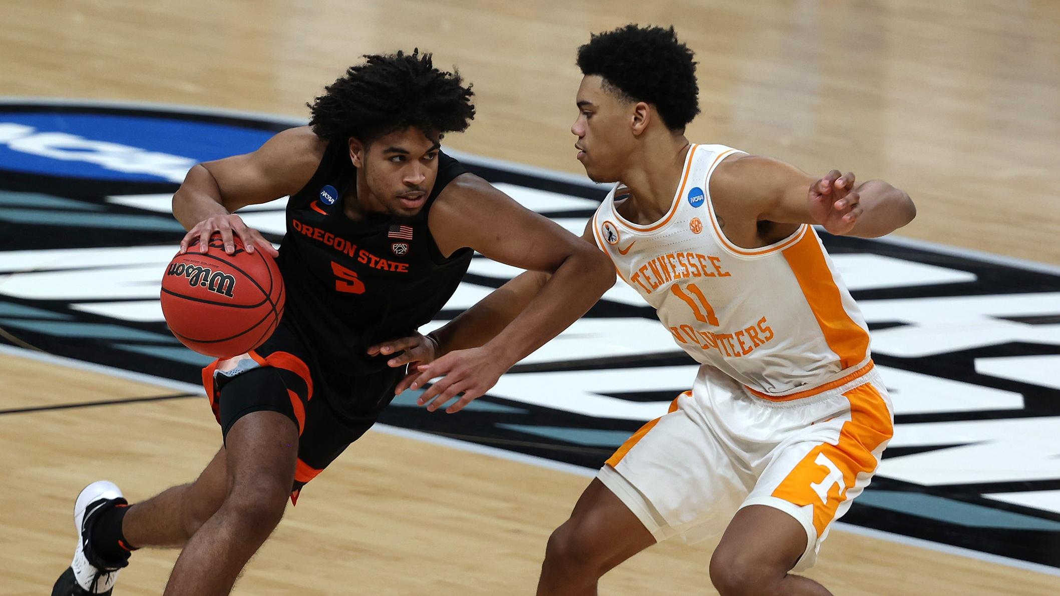 Mar 19, 2021; Indianapolis, Indiana, USA; Oregon State Beavers guard Ethan Thompson (5) dribbles the ball while defended by Tennessee Volunteers guard Jaden Springer (11) during the second half in the first round of the 2021 NCAA Tournament at Bankers Life Fieldhouse. / © Trevor Ruszkowski-USA TODAY Sports