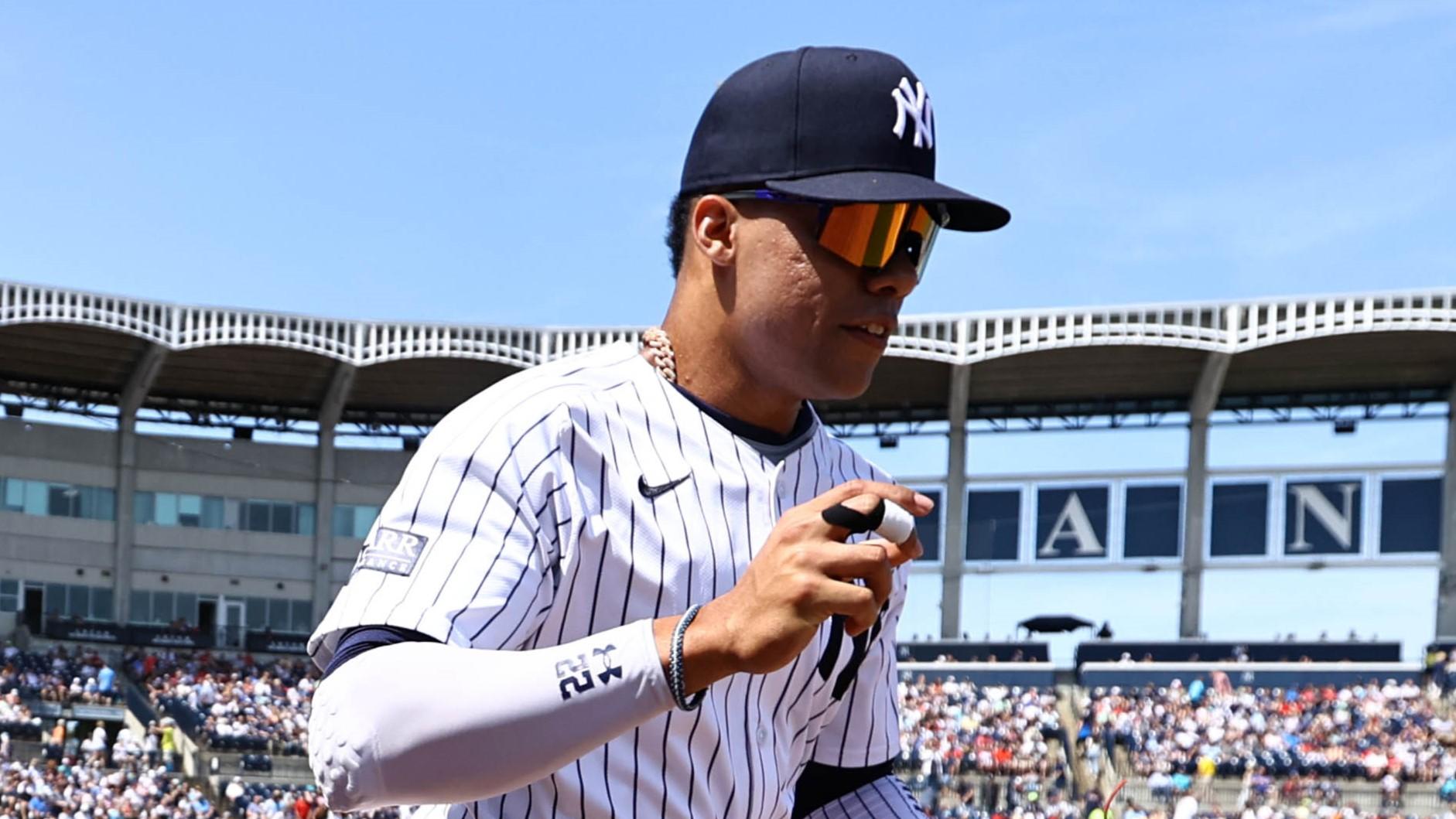 Mar 10, 2024; Tampa, Florida, USA; New York Yankees left fielder Juan Soto (22) runs out onto the field prior to the game against the Atlanta Braves at George M. Steinbrenner Field. Mandatory Credit: Kim Klement Neitzel-USA TODAY Sports / © Kim Klement Neitzel-USA TODAY Sports