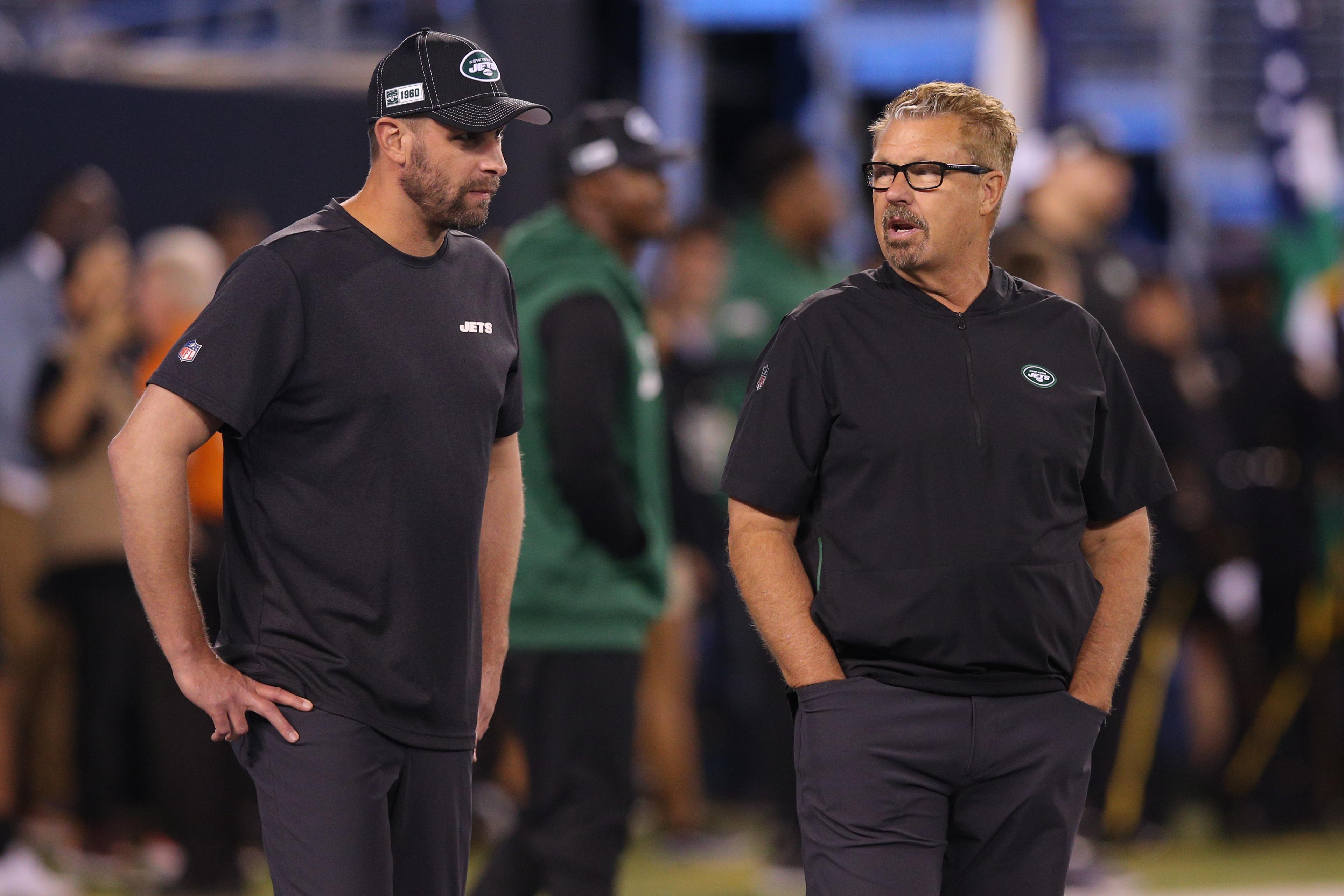 Sep 16, 2019; East Rutherford, NJ, USA; New York Jets head coach Adam Gase and defensive coordinator Gregg Williams talk on the field during warmups before a game against the Cleveland Browns at MetLife Stadium. / © Brad Penner-USA TODAY Sports
