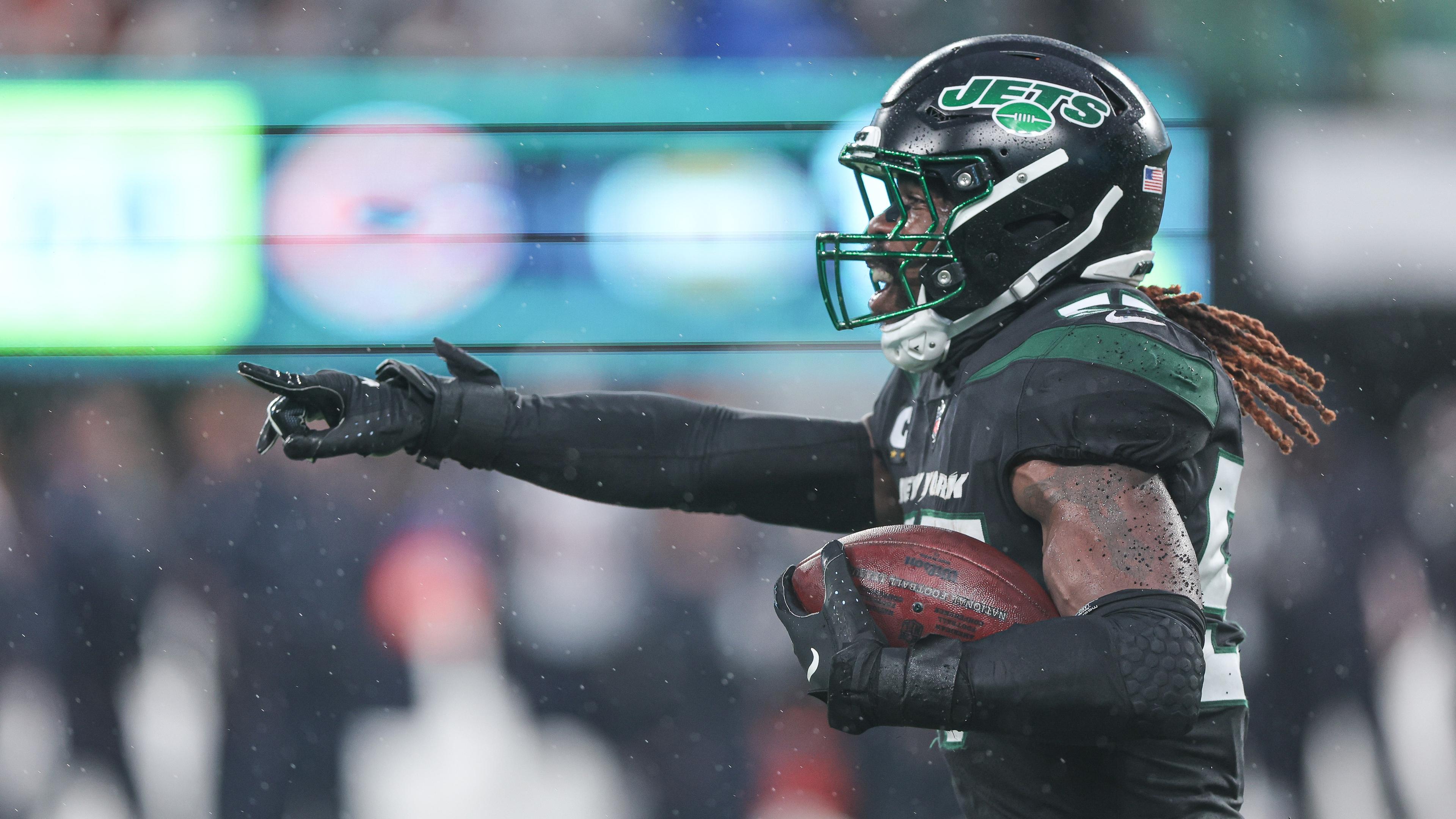 Nov 27, 2022; East Rutherford, New Jersey, USA; New York Jets linebacker C.J. Mosley (57) celebrates after his interception during the second half against the Chicago Bears at MetLife Stadium. Mandatory Credit: Vincent Carchietta-USA TODAY Sports / © Vincent Carchietta-USA TODAY Sports