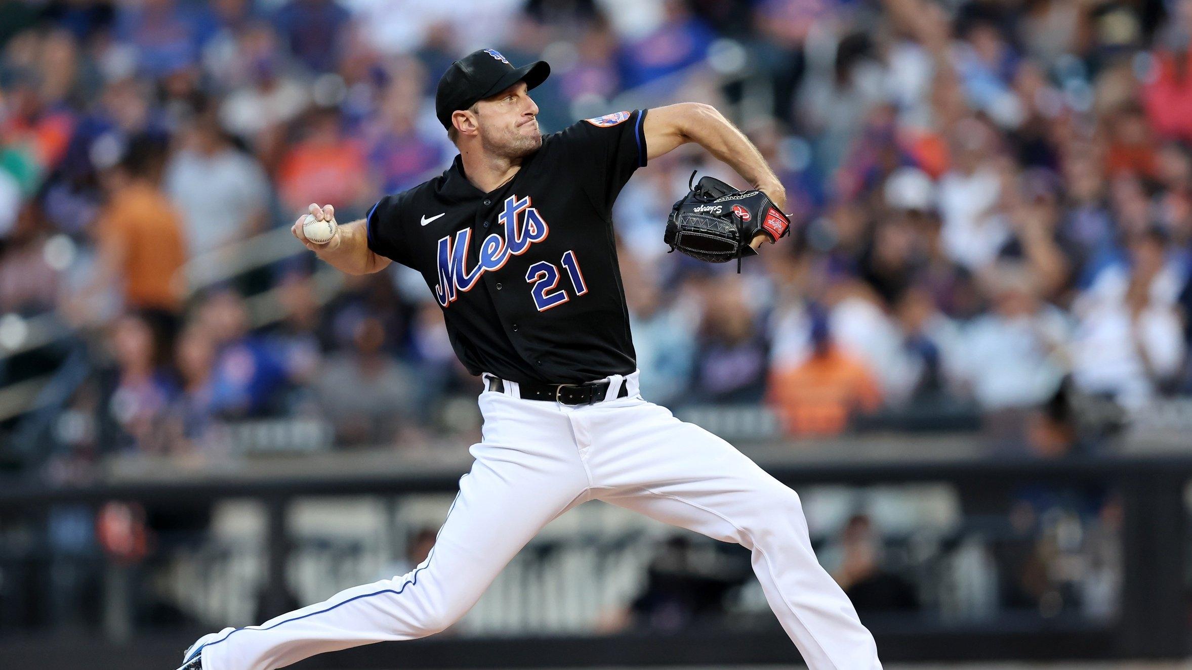 New York Mets starting pitcher Max Scherzer (21) pitches against the Philadelphia Phillies. / Brad Penner-USA TODAY Sports