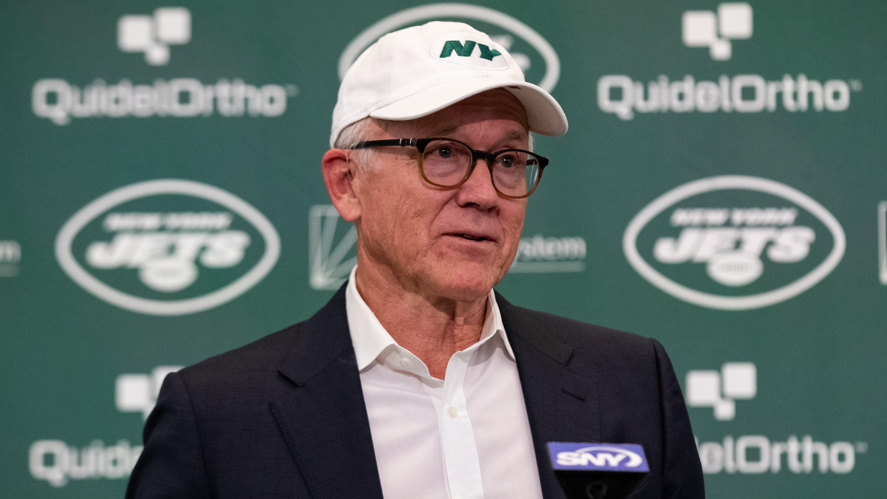 Jets owner Woody Johnson sits at the podium during the Aaron Rodgers introductory news conference. / Tom Horak-USA TODAY Sports