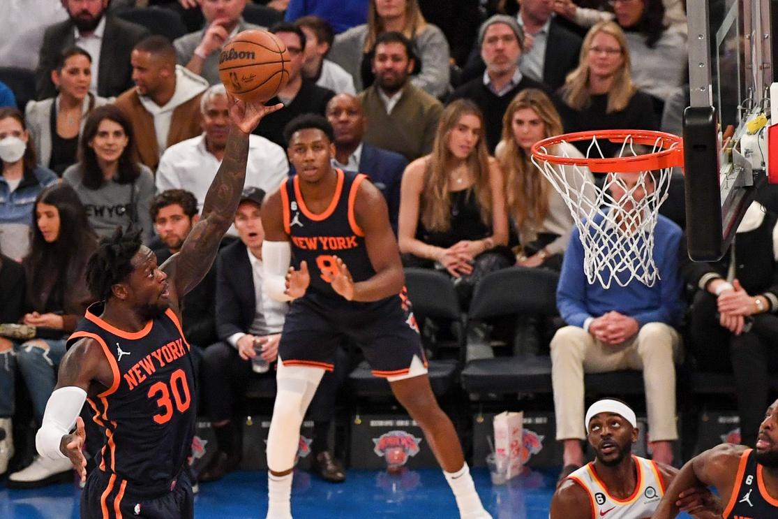 New York Knicks forward Julius Randle (30) attempts a shot against the Atlanta Hawks during the second quarter at Madison Square Garden. / Dennis Schneidler-USA TODAY Sports