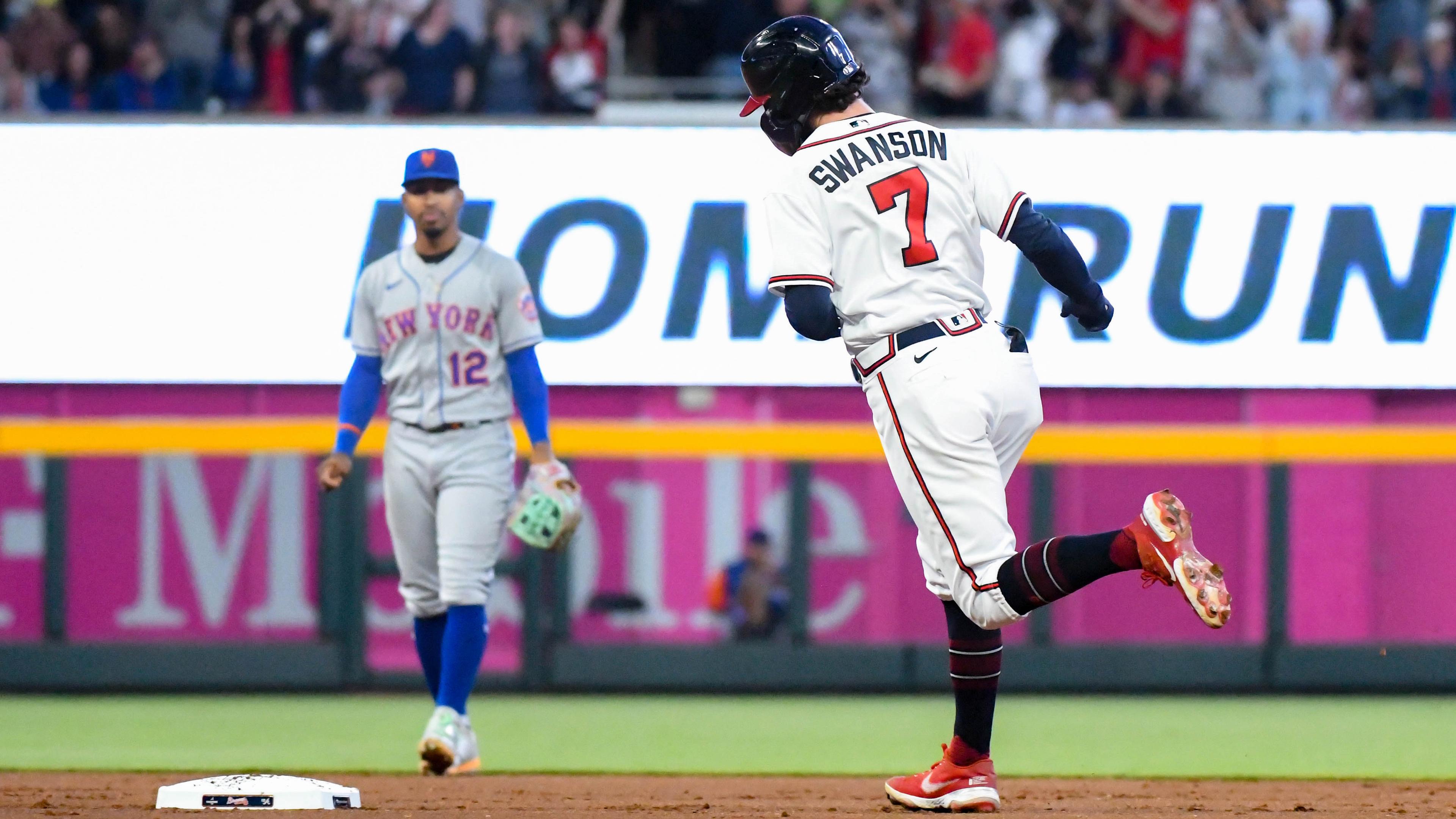 Francisco Lindor watches Dansby Swanson round bases in Atlanta / Larry Robinson - USA TODAY Sports