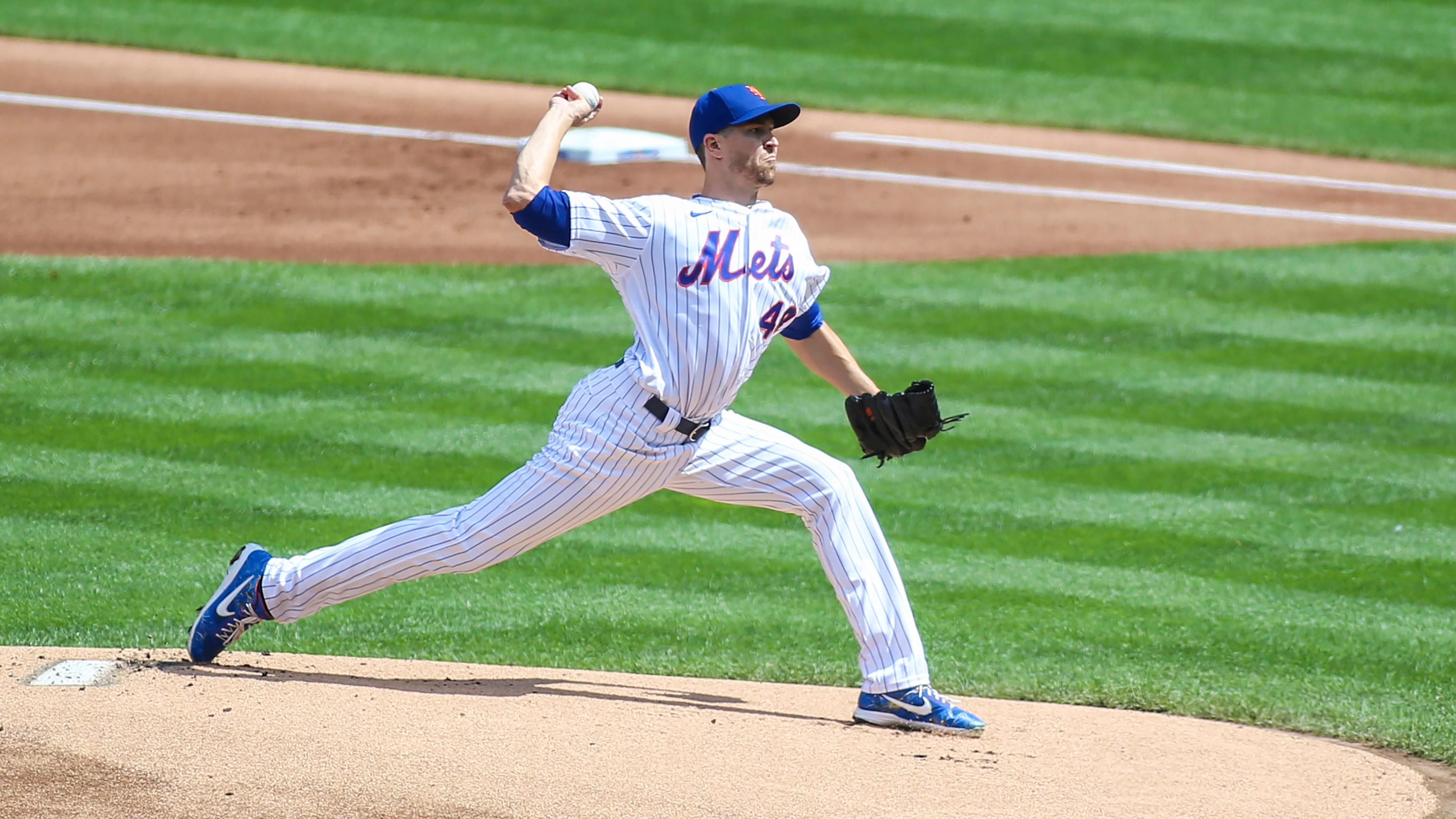 Jacob deGrom delivers a pitch to home plate / USA TODAY