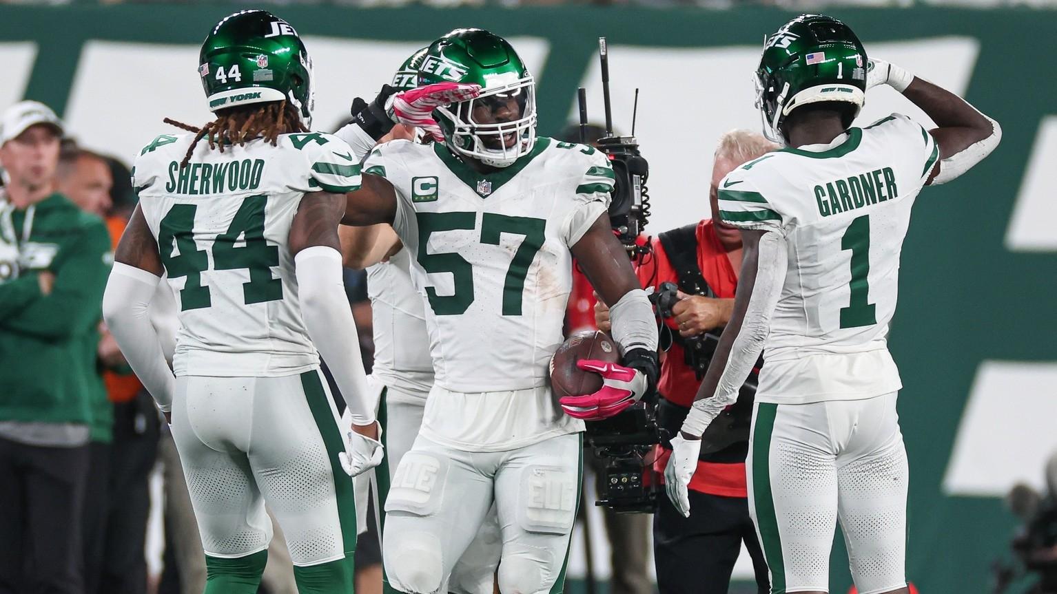 New York Jets linebacker C.J. Mosley (57) reacts after an interception during the first half against the Kansas City Chiefs at MetLife Stadium. / Vincent Carchietta-USA TODAY Sports
