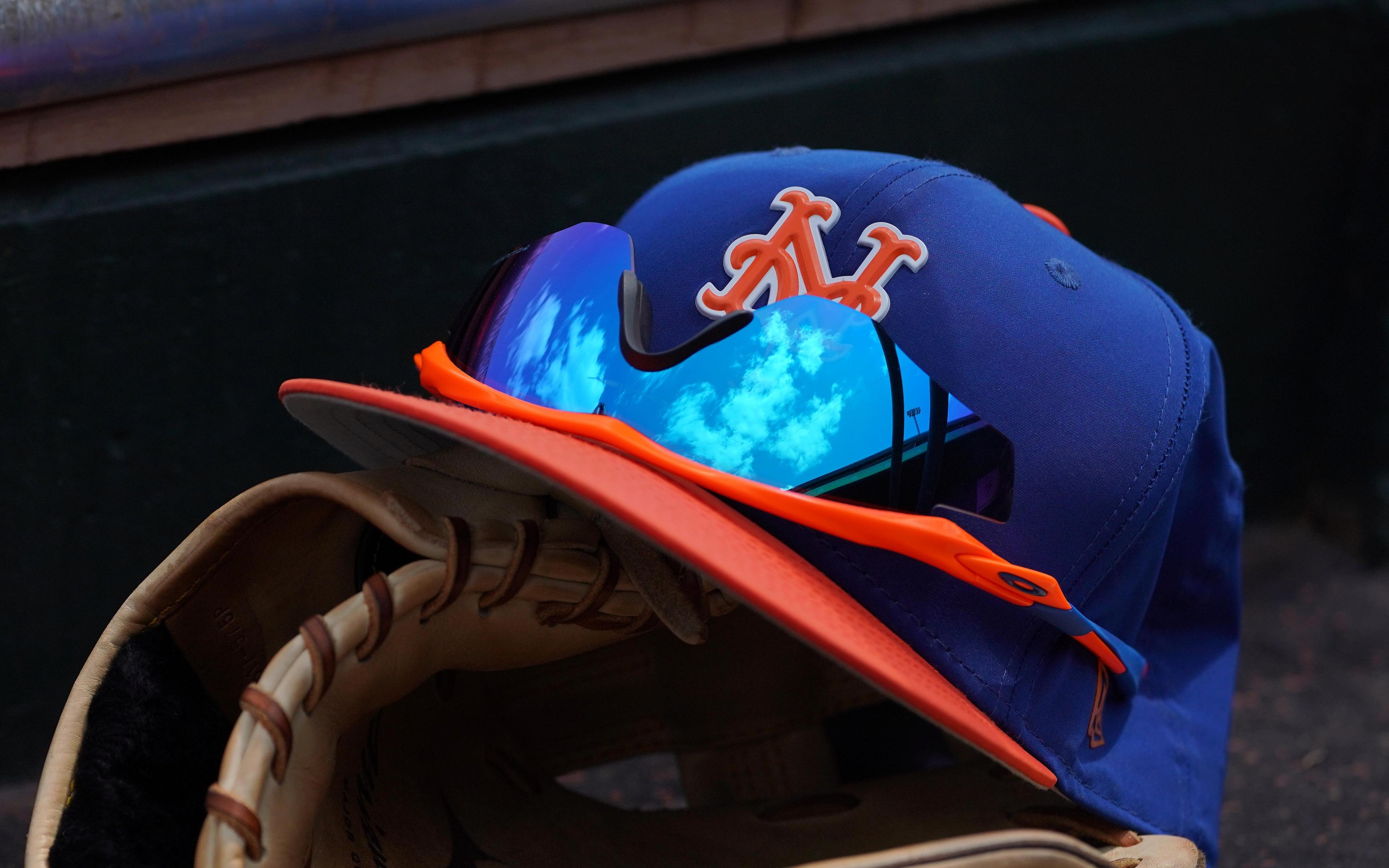 Mar 24, 2018; Jupiter, FL, USA; A New York Mets hat with sunglasses sits on a glove in the dugout during a spring training game between the St. Louis Cardinals and the New York Mets at Roger Dean Stadium. Mandatory Credit: Jasen Vinlove-USA TODAY Sports / © Jasen Vinlove-USA TODAY Sports