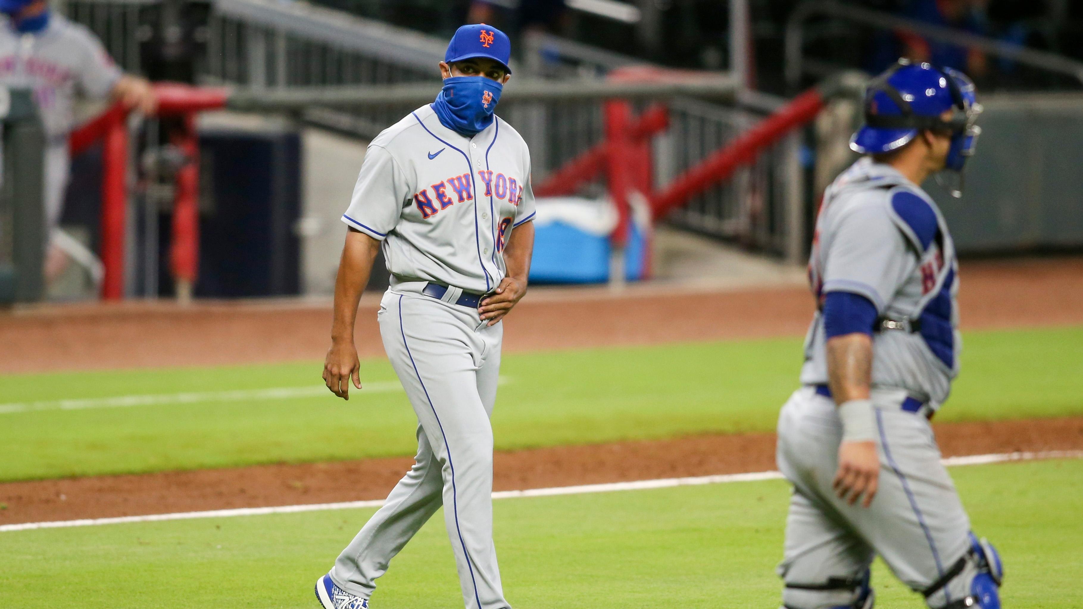 Mets manager Luis Rojas walks to the mound / USA TODAY
