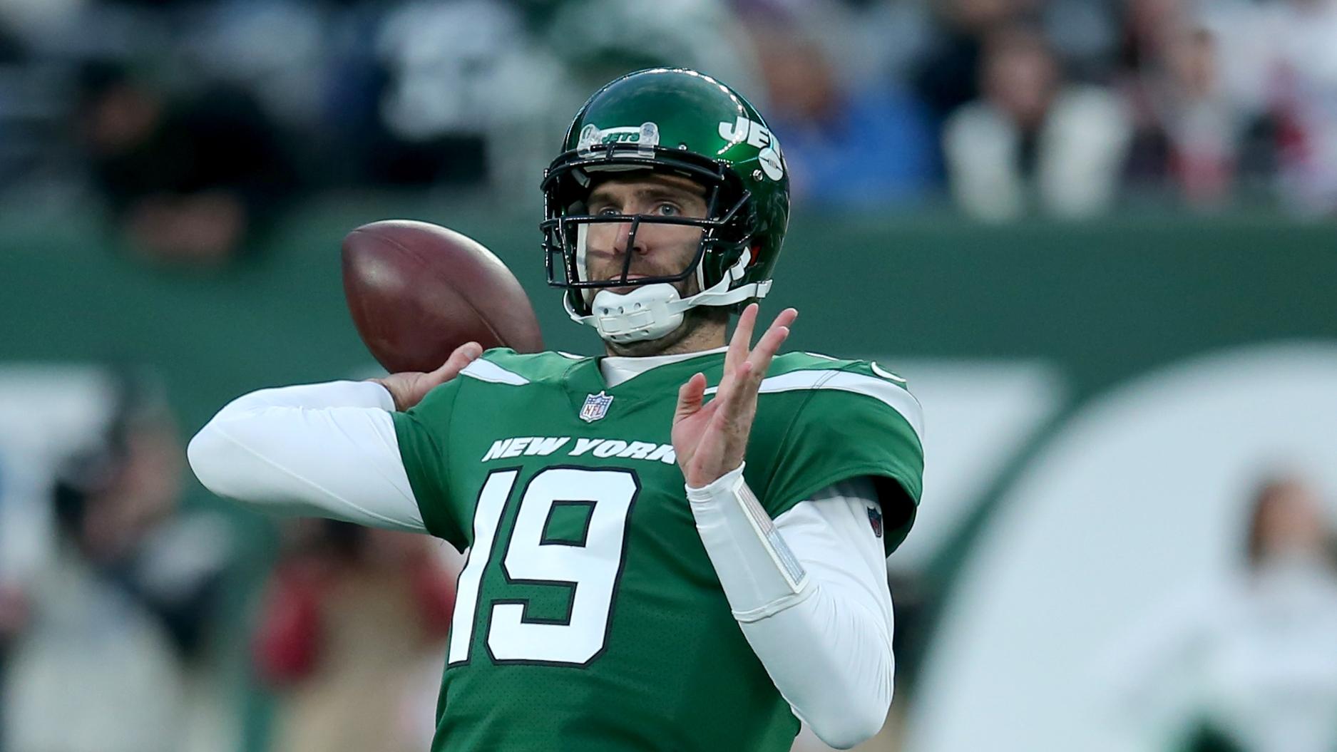 New York Jets quarterback Joe Flacco (19) throws a pass against the Buffalo Bills during the fourth quarter at MetLife Stadium. / Brad Penner-USA TODAY Sports