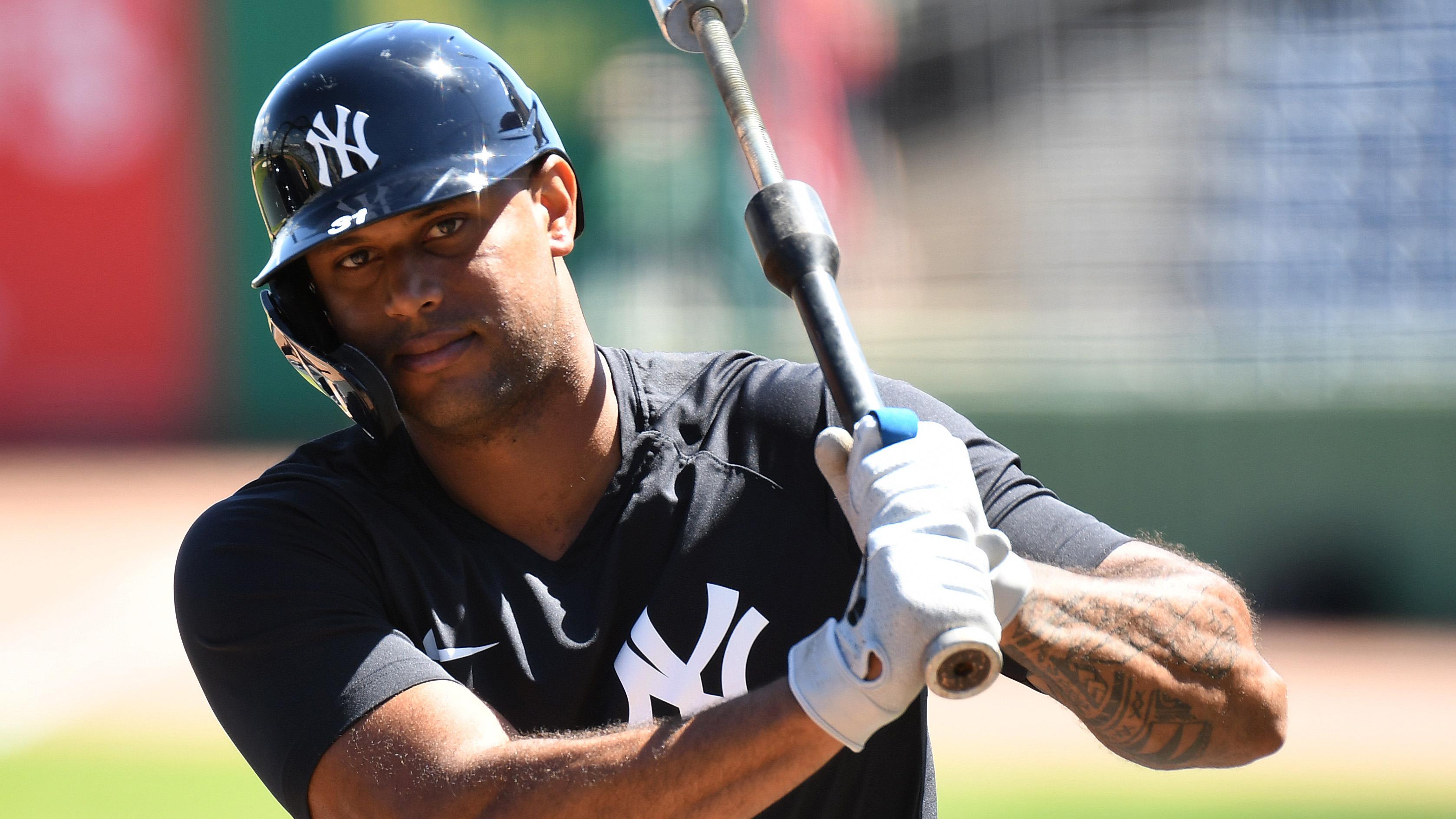 New York Yankees outfielder Aaron Hicks (31) prepares to take batting practice before the game against the Philadelphia Phillies during spring training at BayCare Ballpark. / Jonathan Dyer-USA TODAY Sports