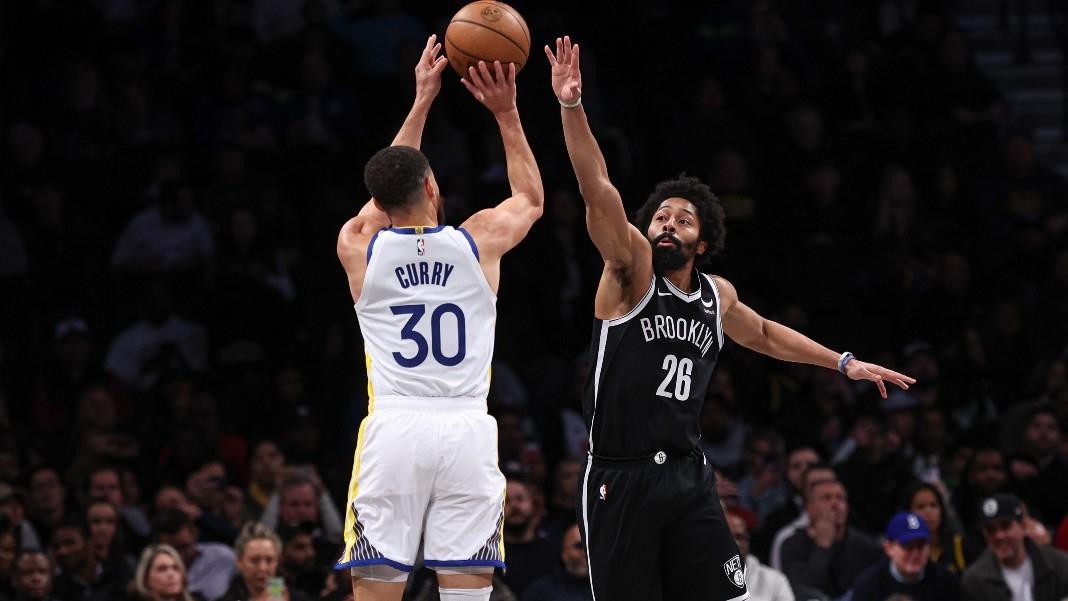 Golden State Warriors guard Stephen Curry (30) shoots the ball as Brooklyn Nets guard Spencer Dinwiddie (26) defends during the first quarter against the Brooklyn Nets at Barclays Center. / Vincent Carchietta-USA TODAY Sports