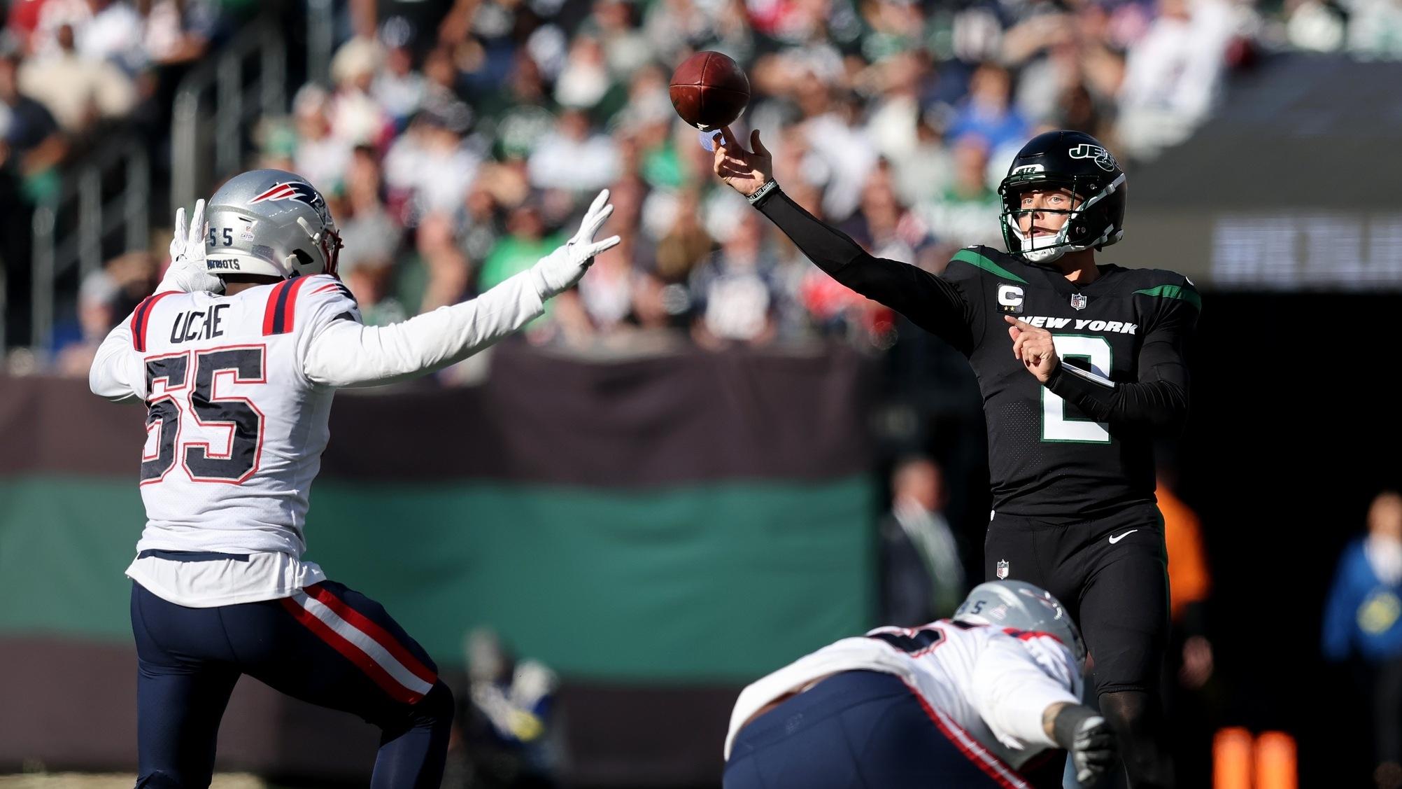 New York Jets quarterback Zach Wilson passes the ball against New England Patriots. / Brad Penner-USA TODAY Sports