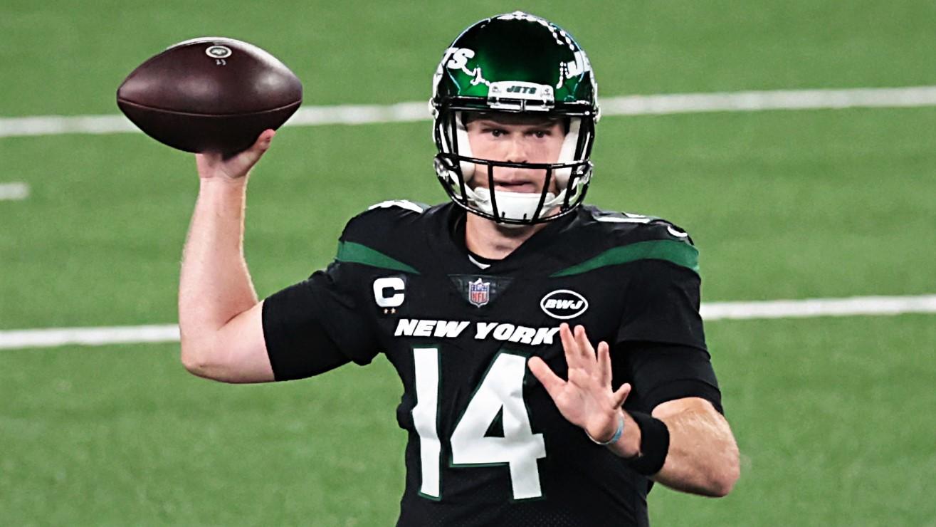 Oct 1, 2020; East Rutherford, New Jersey, USA; New York Jets quarterback Sam Darnold (14) throws the ball during the half quarter against the Denver Broncos at MetLife Stadium. Mandatory Credit: Vincent Carchietta-USA TODAY Sports / © Vincent Carchietta-USA TODAY Sports