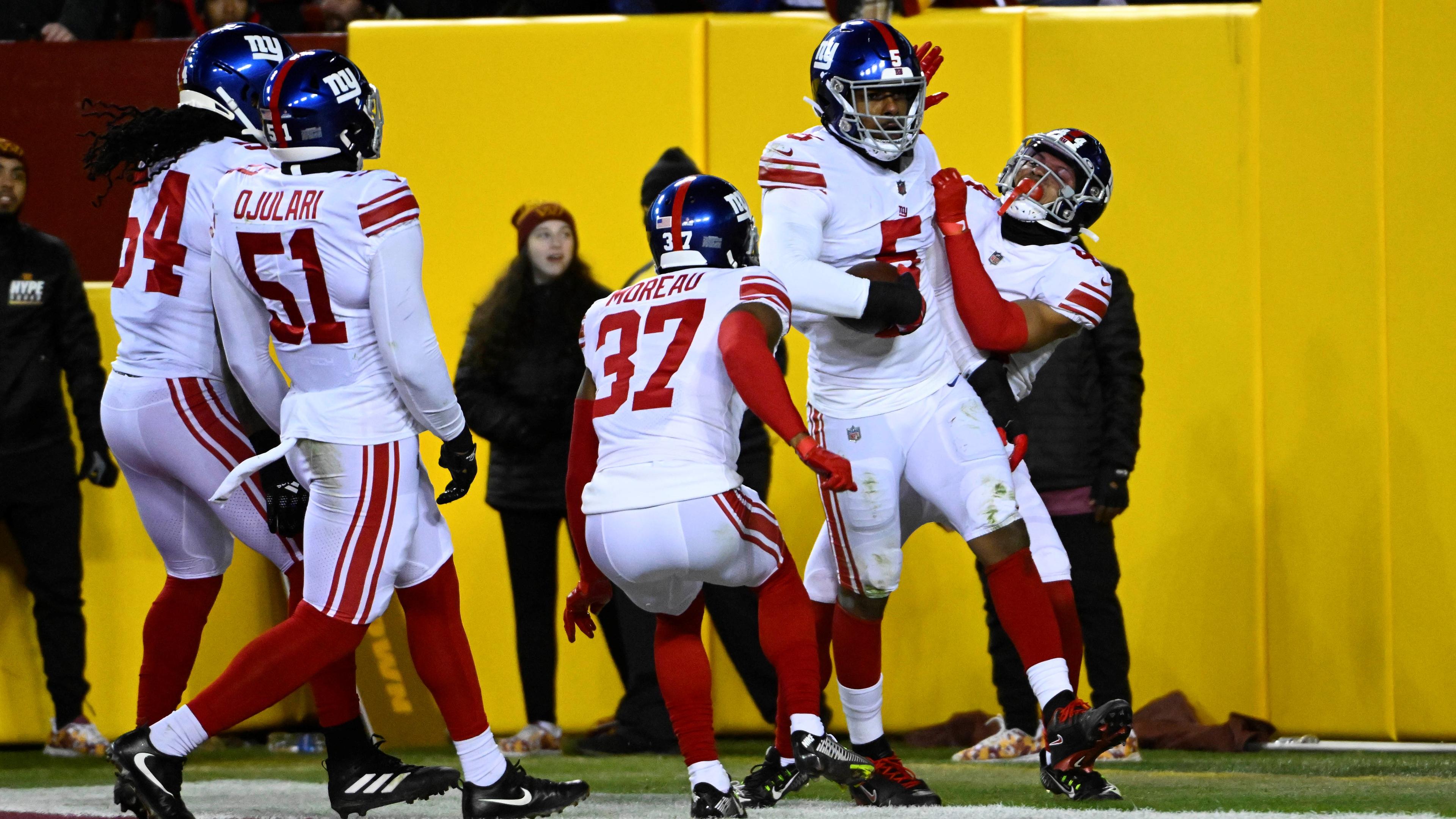 Dec 18, 2022; Landover, Maryland, USA; New York Giants defensive end Kayvon Thibodeaux (5) is congratulated by teammates after scoring a touchdown against the Washington Commanders during the first half at FedExField. Mandatory Credit: Brad Mills-USA TODAY Sports / © Brad Mills-USA TODAY Sports